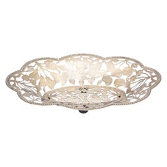 Frutero de plata recortado con formas de frutas y hojas