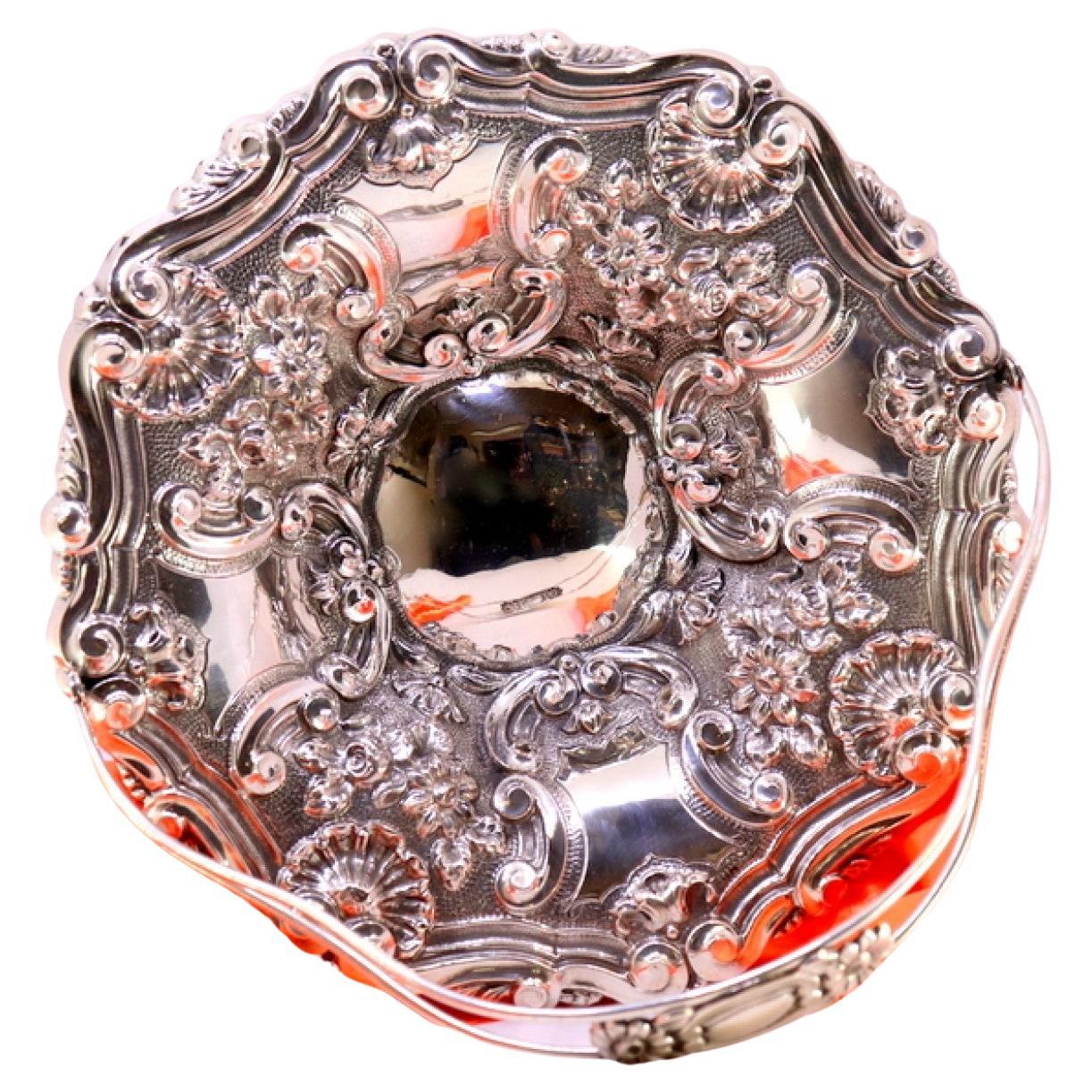 Silberne Obstschale mit Muschelreliefs und floralen Motiven, die Monogrammkarten umgeben