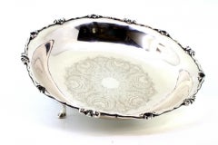 Silver fruit bowl with central engravings and rim reliefs on fluted feet