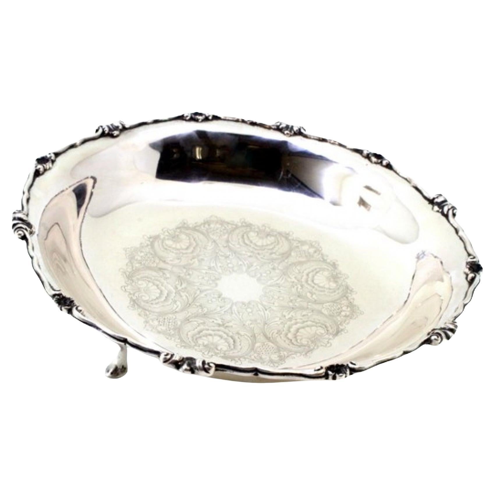 Silver fruit bowl with central engravings and rim reliefs on fluted feet