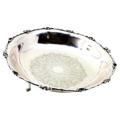 Silver fruit bowl with central engravings and rim reliefs on fluted feet