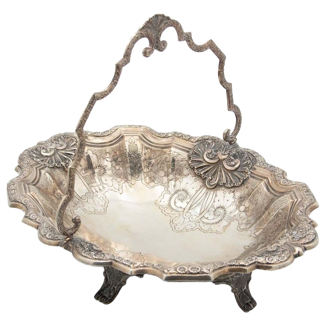 Silver fruit bowl with chiseled engravings