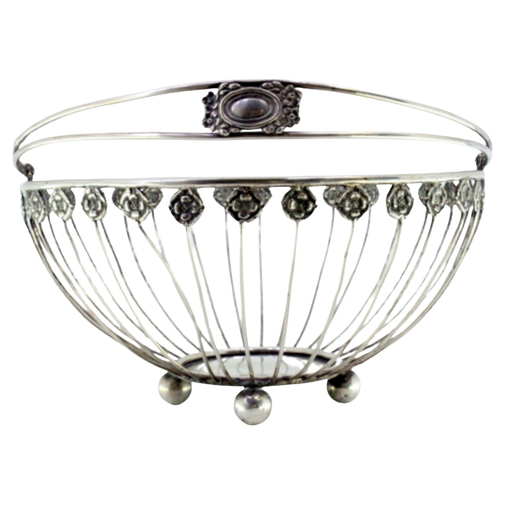 Silberne Obstschale mit floralen Motiven, Monogramm-Henkel und Kugelfüßen