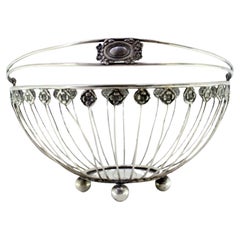 Silberne Obstschale mit floralen Motiven, Monogramm-Henkel und Kugelfüßen