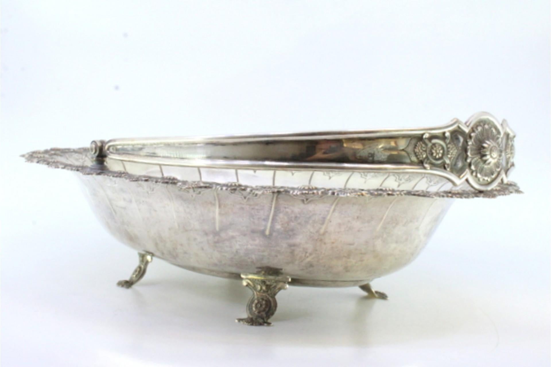 Europeo Silver fruit bowl with relief surround and articulated handle on four feet in vendita