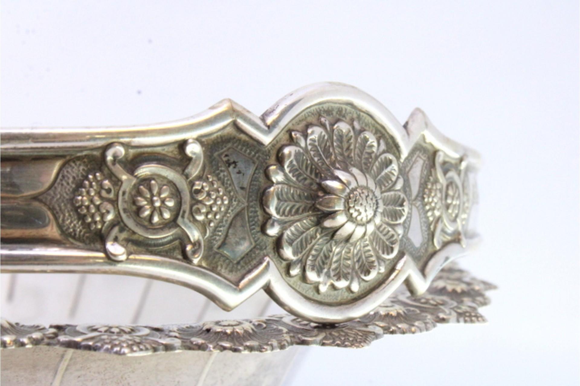 Silver fruit bowl with relief surround and articulated handle on four feet In condizioni buone in vendita a Porto, PT