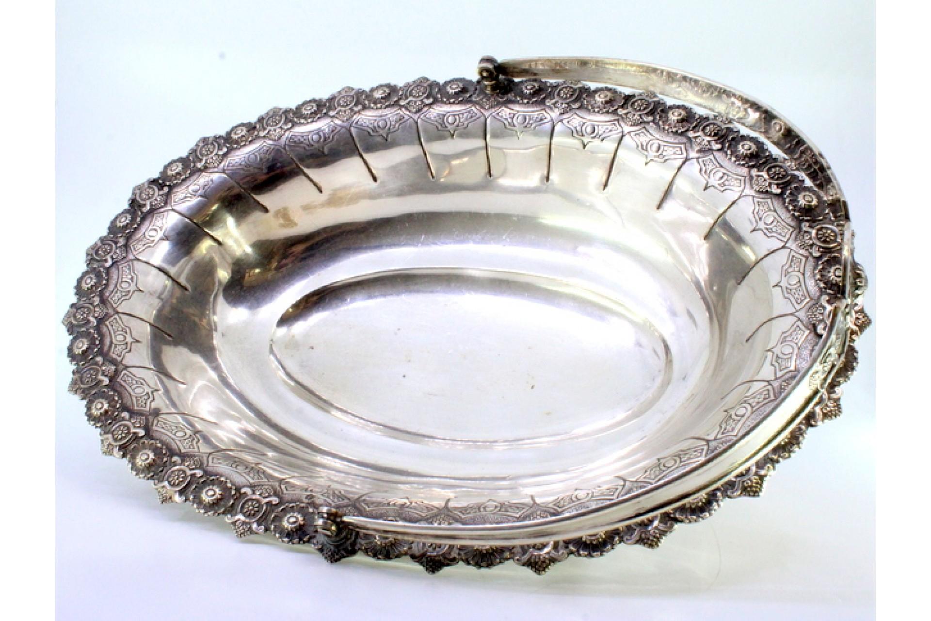 Argento Silver fruit bowl with relief surround and articulated handle on four feet in vendita