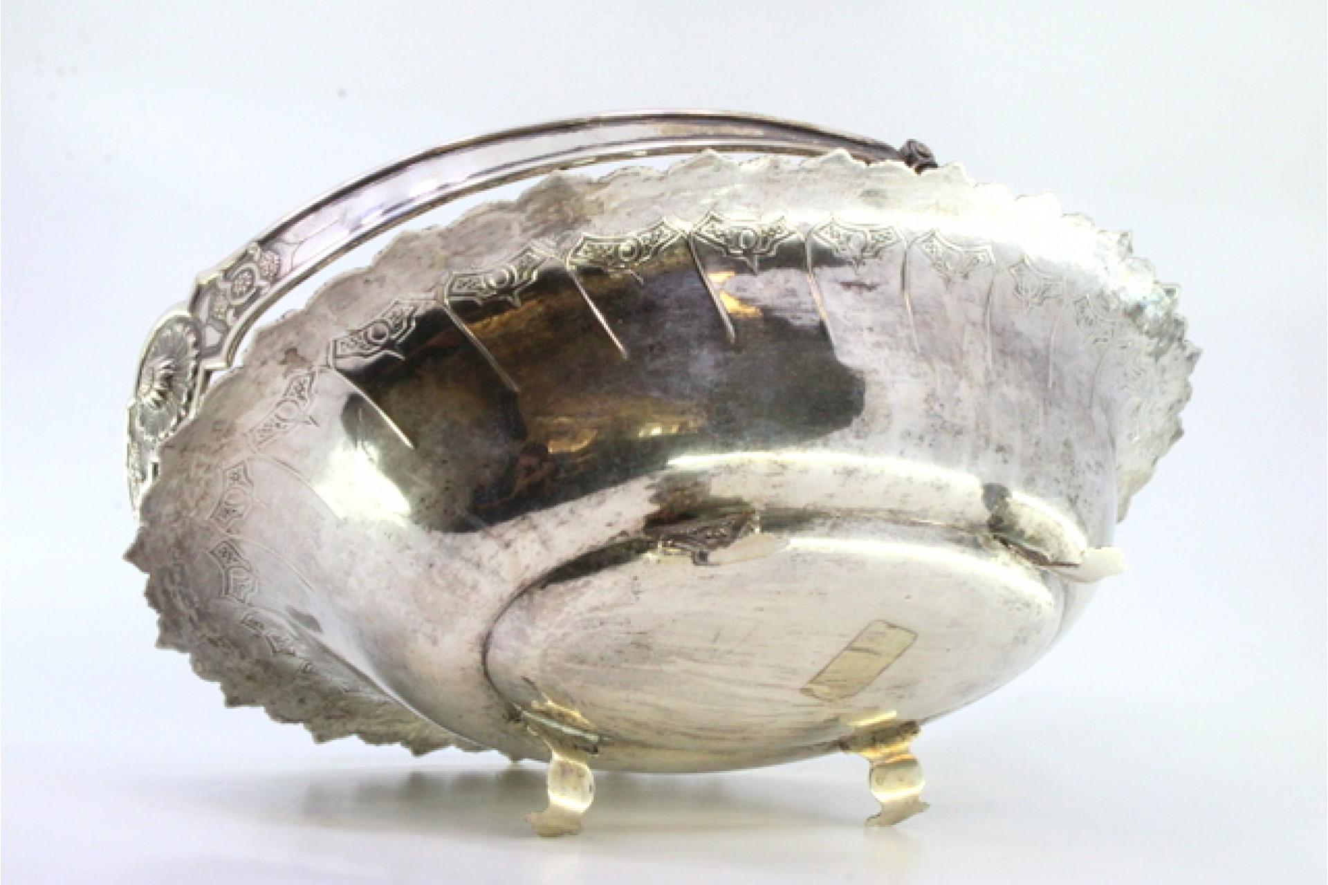 Silver fruit bowl with relief surround and articulated handle on four feet in vendita 1