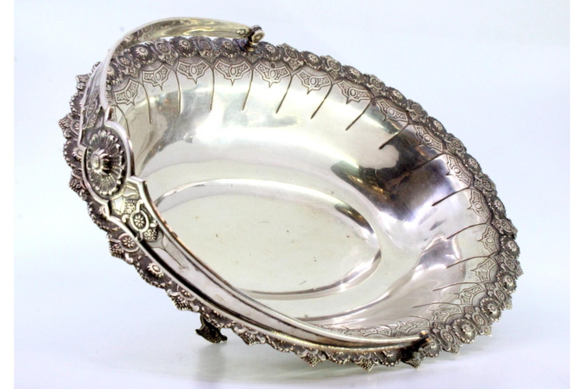 Silver fruit bowl with relief surround and articulated handle on four feet in vendita 2