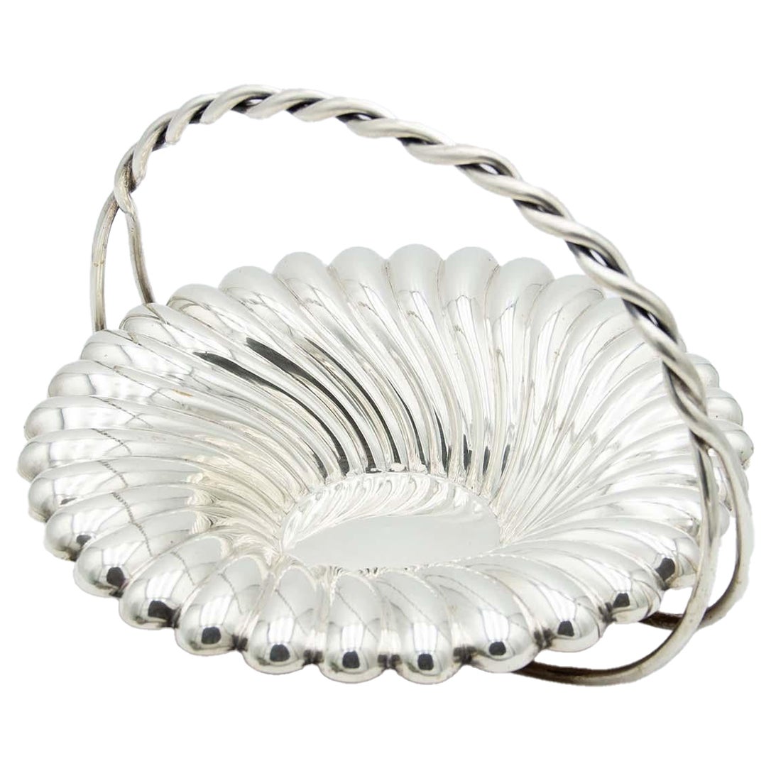 Coupe à fruits en argent avec segments en spirale en vente