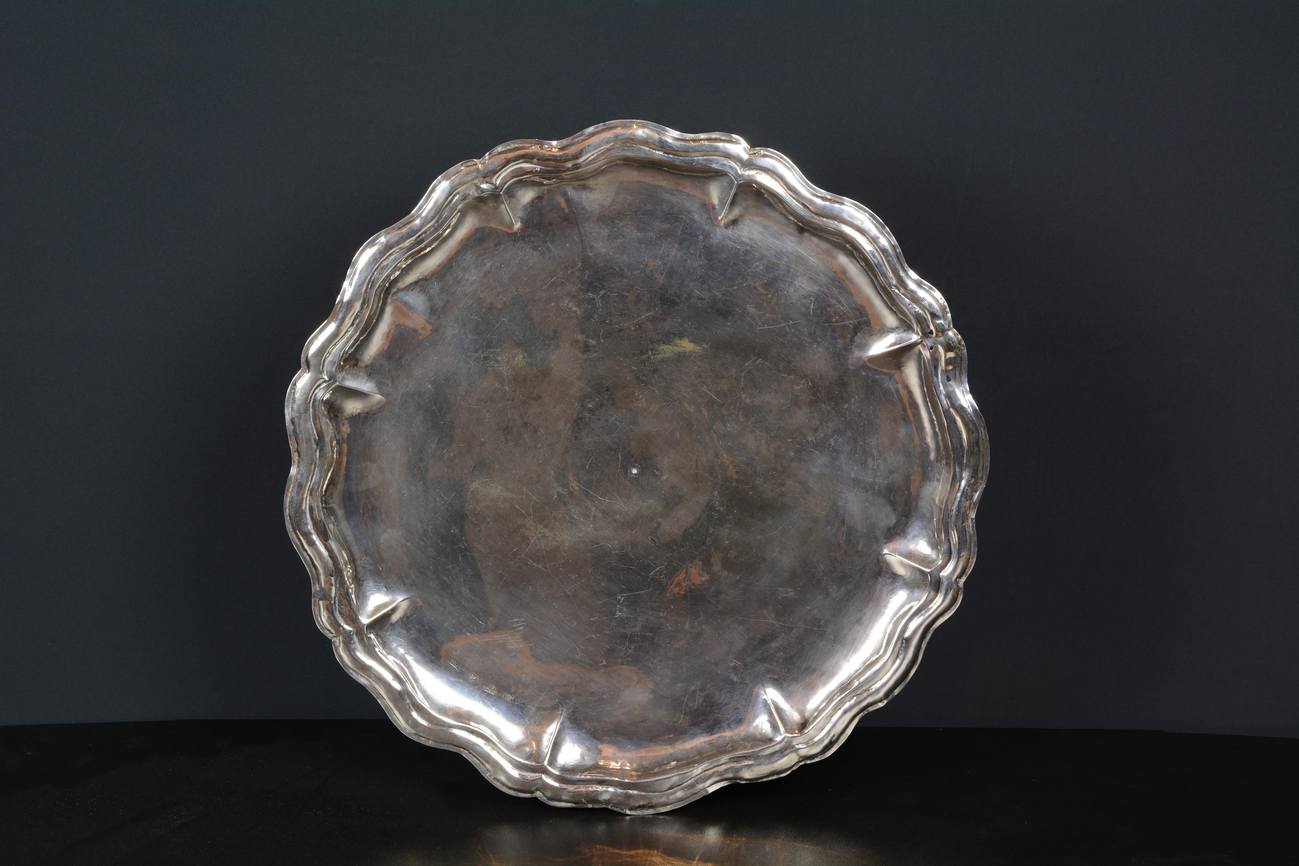 Salva cordobesa in silver, 1759-1768. With brands. Córdoba, Spain.
Weight: 820 g. 
Salva in silver Rococo style, with punches of Cordoba and the score Bartolomé Gálvez y Aranda. It has a high, stepped foot, with a circular base, adorned with