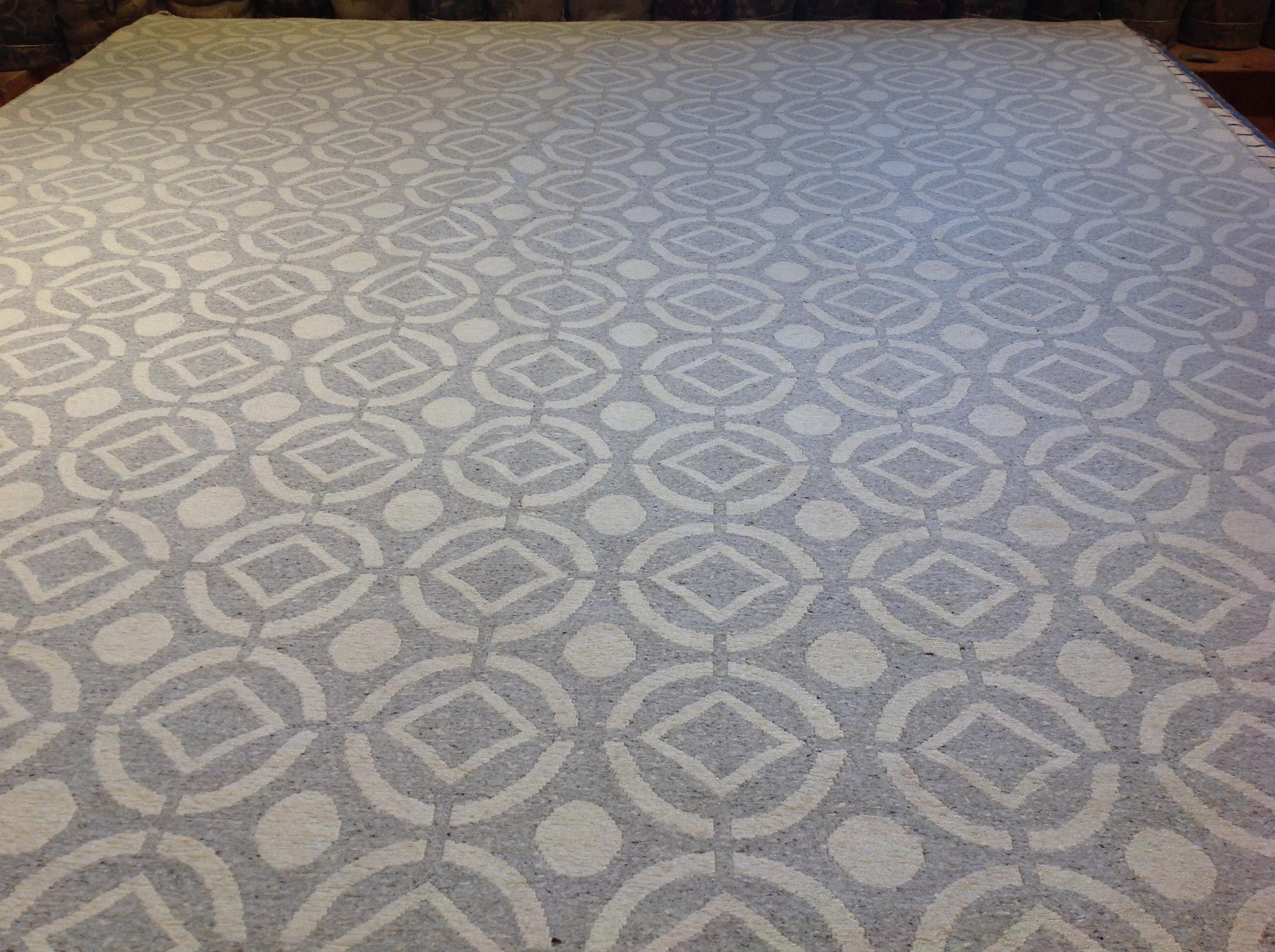 Silver Geometric All-Over Design Area Rug In New Condition In Los Angeles, CA
