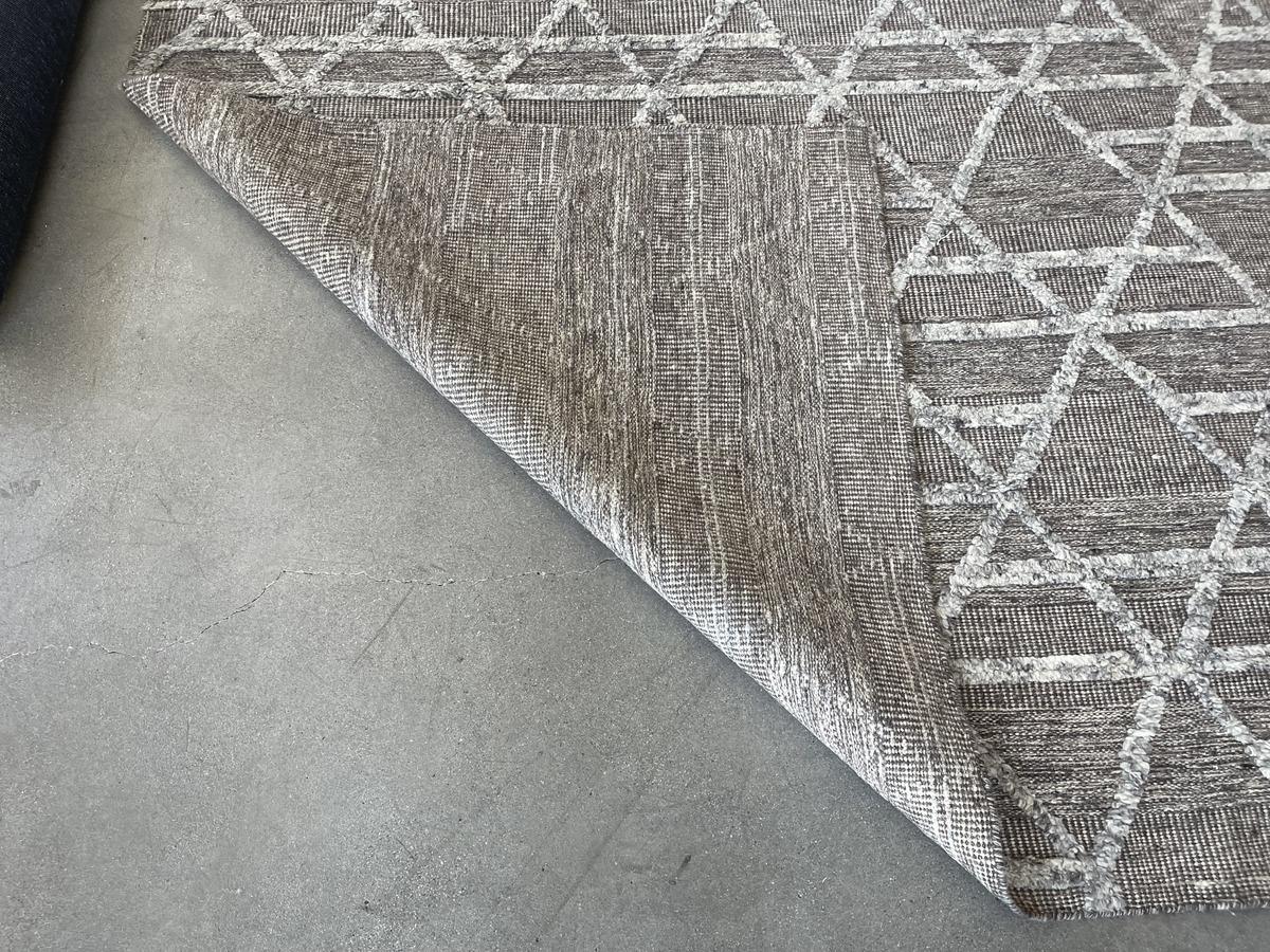 Silver Geometric Design Area Rug In New Condition For Sale In Los Angeles, CA