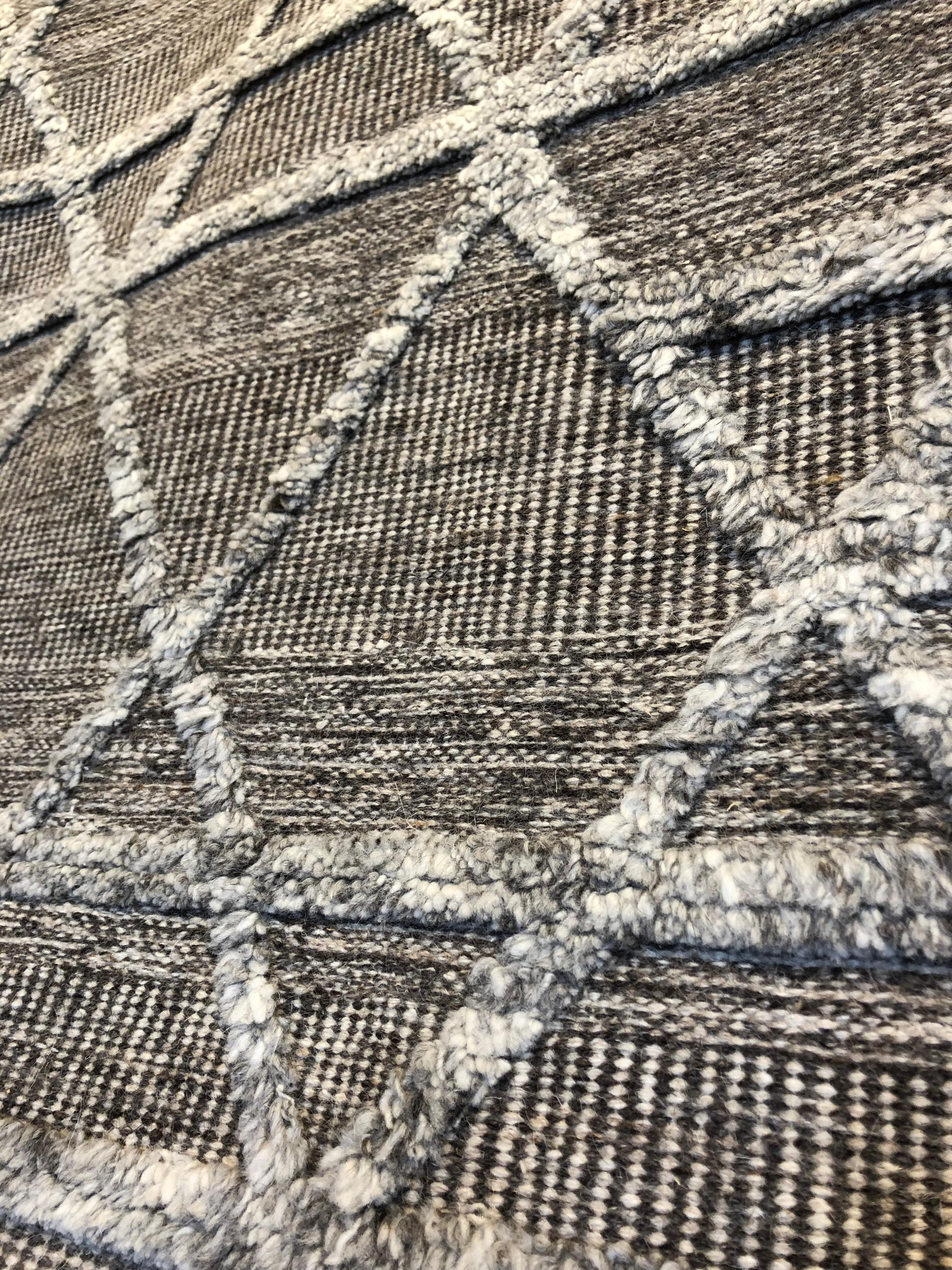 Silberner geometrischer Design-Teppich (21. Jahrhundert und zeitgenössisch) im Angebot