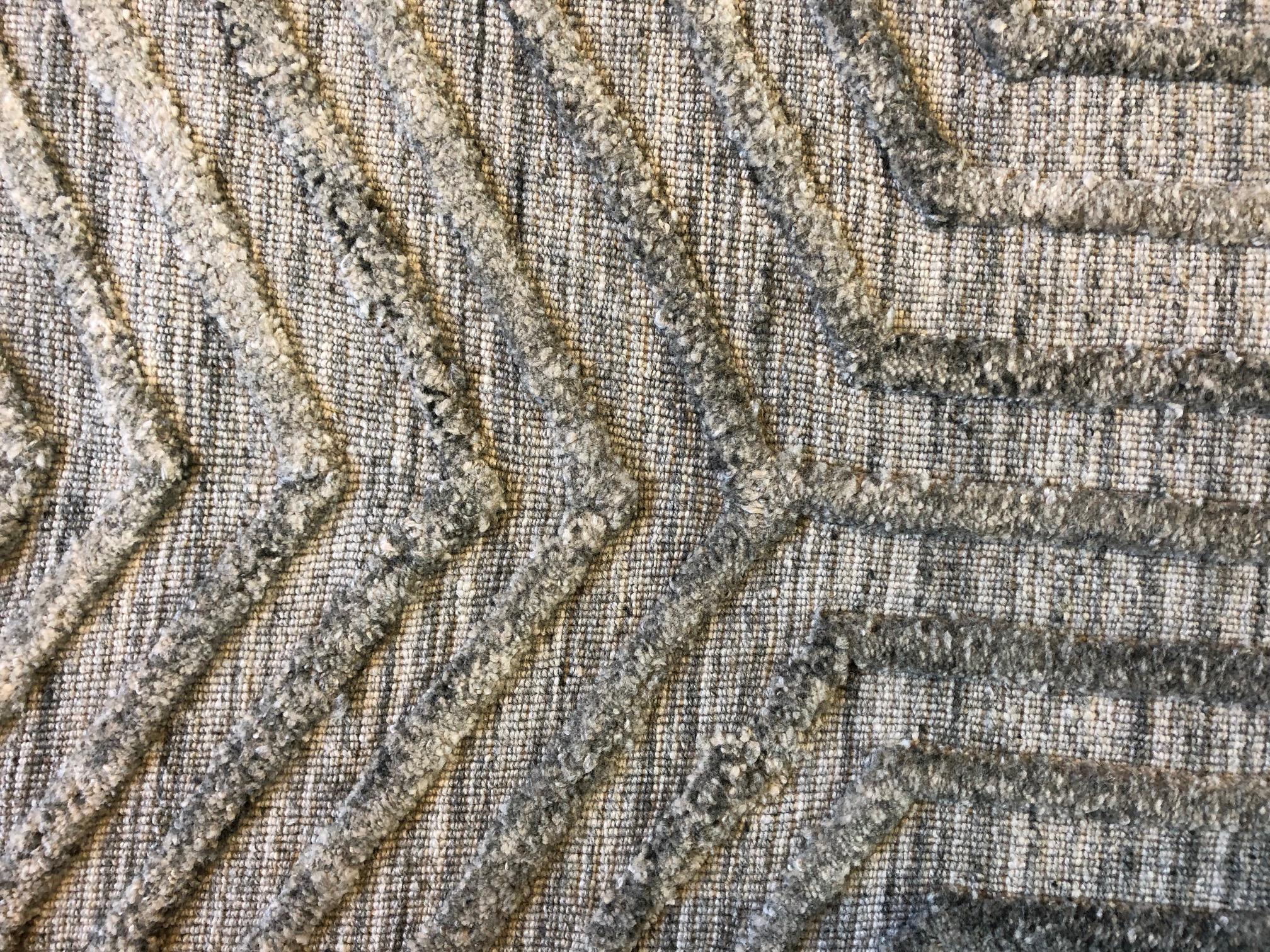 Annodato a mano Tappeto in lana con forme geometriche A. Silver in vendita