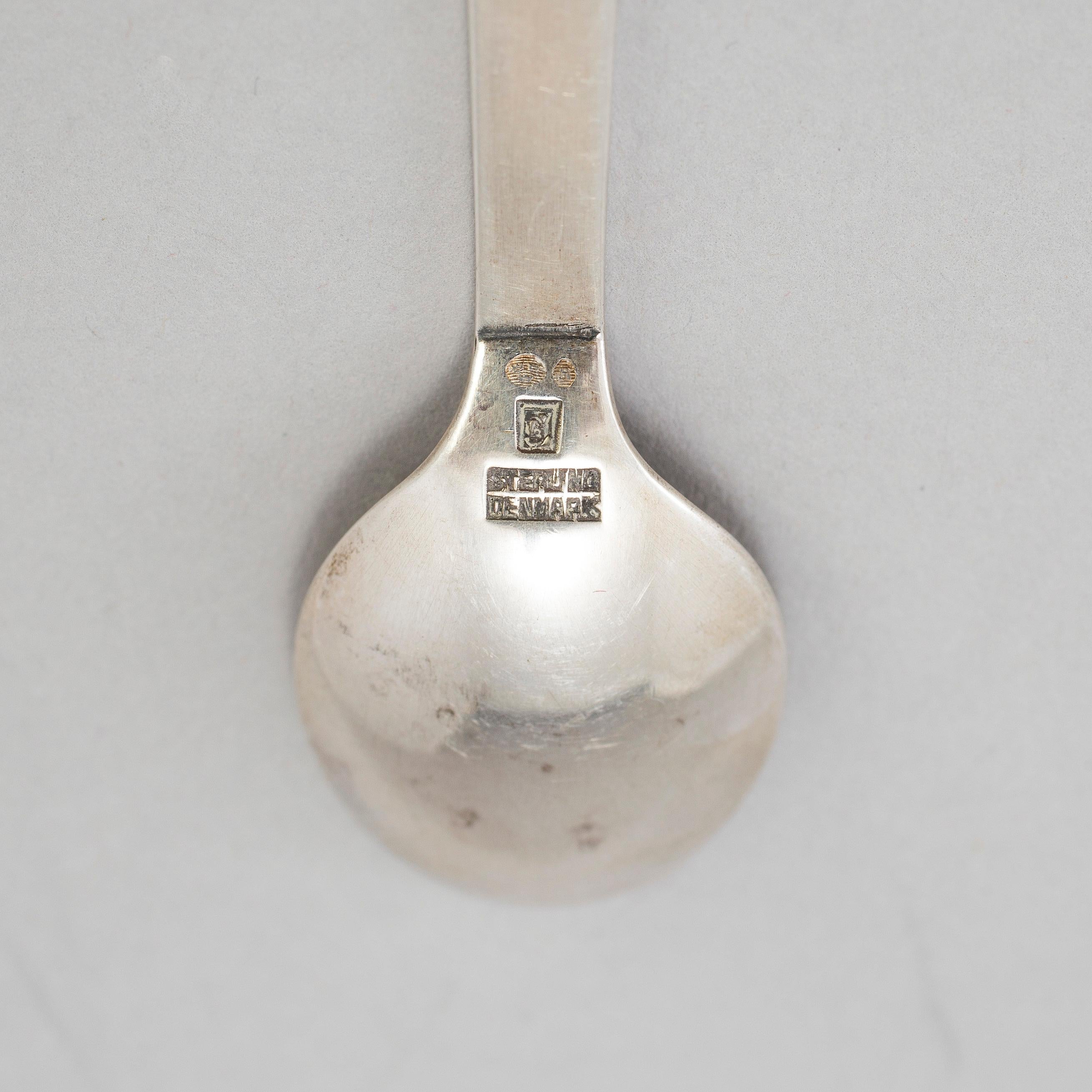 Georg Jensen (Denmark. 1866-1935)
a set of six silver mocca spoons model Pyramid designed by Harald Nielsen for Georg Jensen. Weight ca 66 gram
In its original box. Length ca 9.5 cm
Good condition.