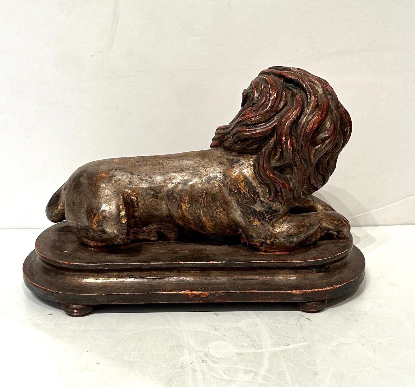 Escultura de león reclinado de plata dorada Italiano en venta