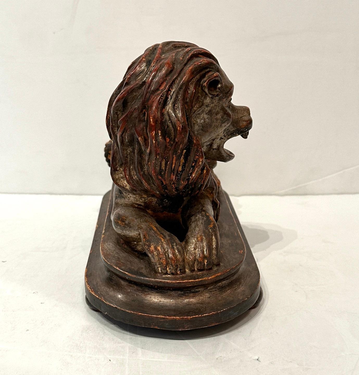 Escultura de león reclinado de plata dorada Tallado a mano en venta