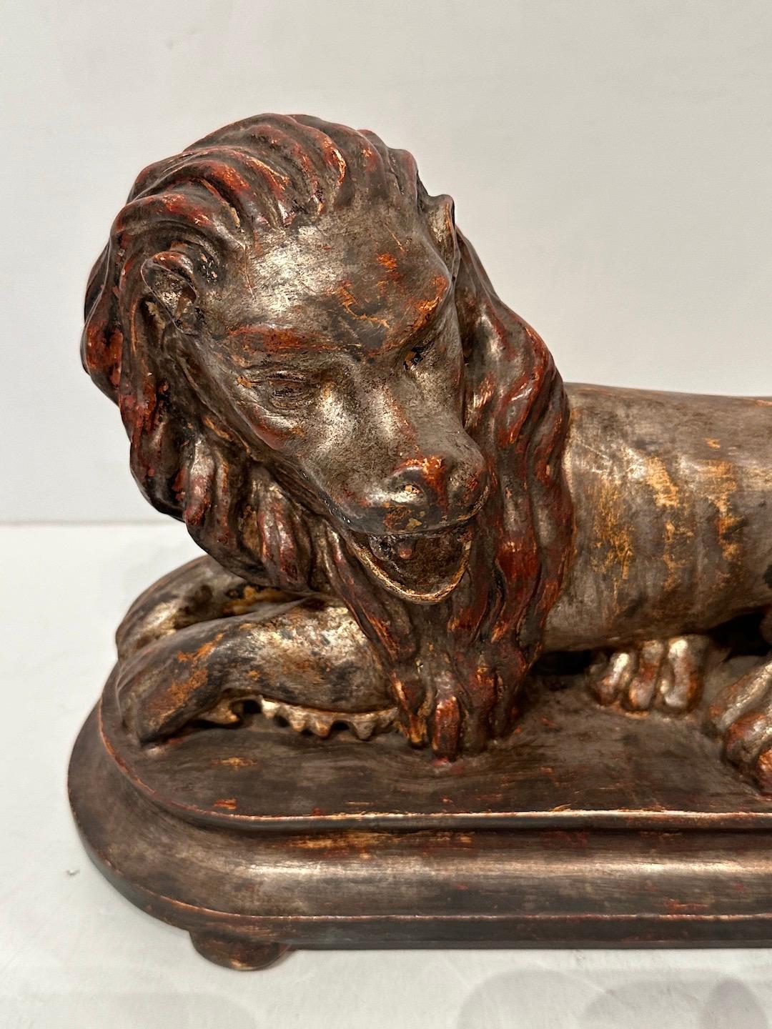 Escultura de león reclinado de plata dorada en Bueno estado para la venta en Los Angeles, CA