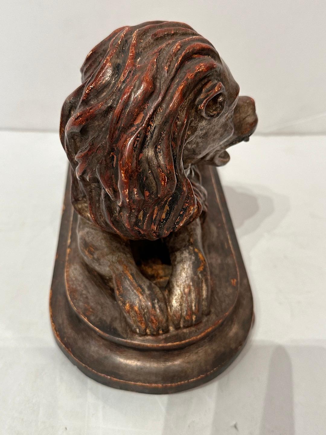 Escultura de león reclinado de plata dorada Madera dorada en venta