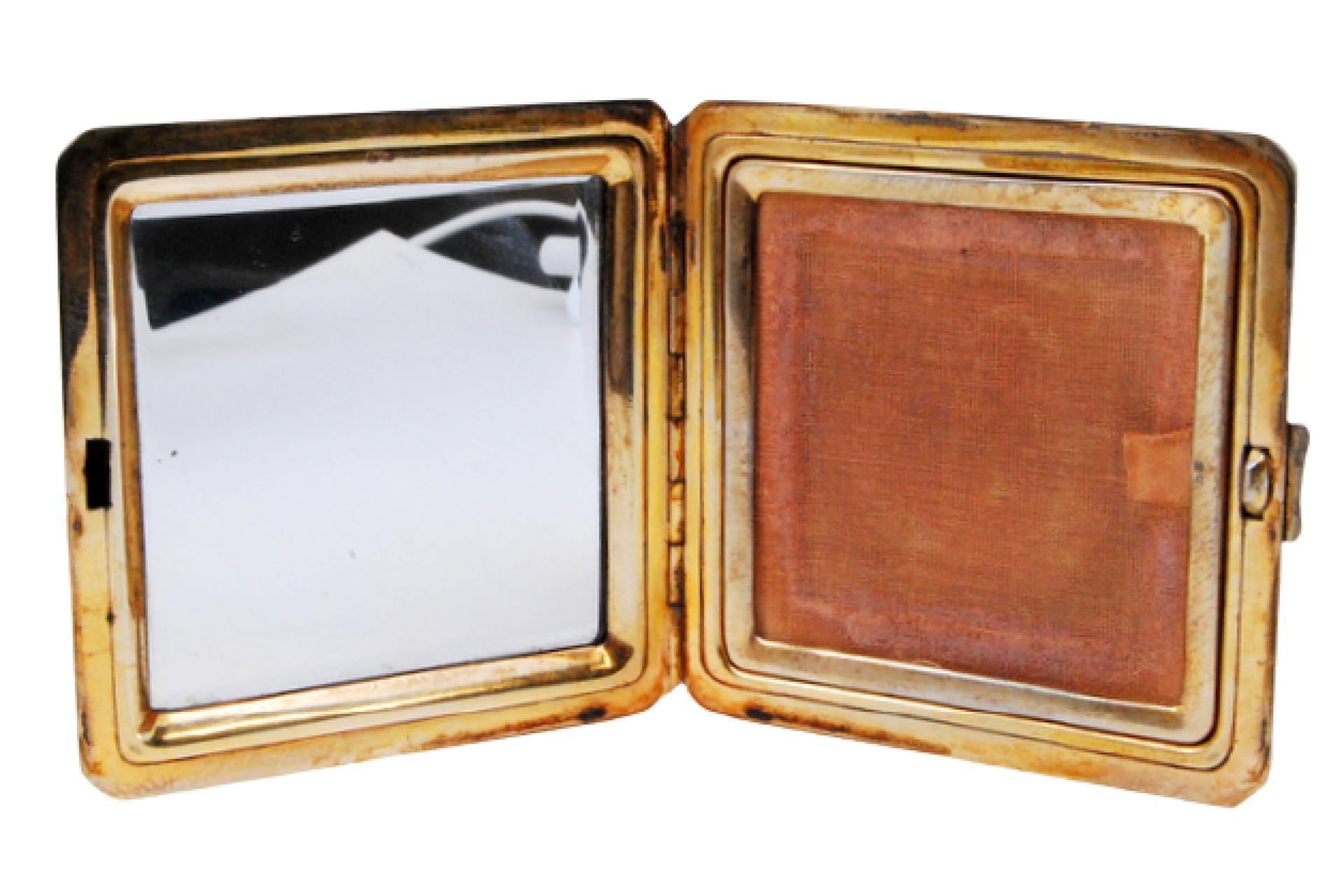 Description: Silver-gilt toiletry box with mirror and powder puff area, with case. Metal: Silver. Origin: Portuguese. Brand: Cabeça de àguia. Weight: 134.25 grams. Dimensions: 7.5x7.5cm. Content: 833/1000. Assay Mark: Yes, between 1938 and 1984.