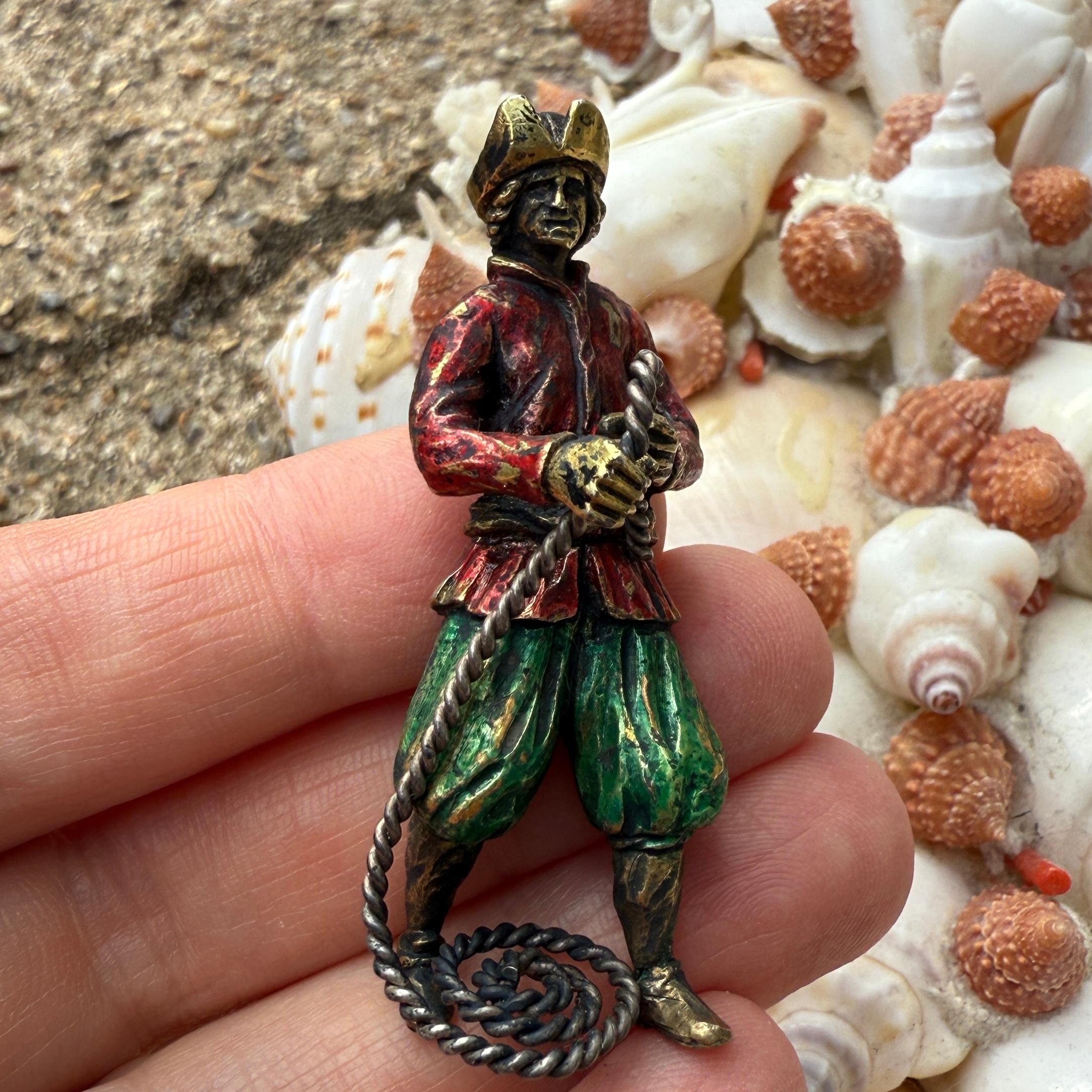 Figura di marinaio in argento dorato e smalto da un Nef

Tedesco (Augsburg o Norimberga), inizio del XVII secolo, 1600-1630 ca.

Materiali e tecnica
Argento fuso, dorato a pacco e smaltato in policromia, con corda d'argento ritorta.

Misure
Altezza:
