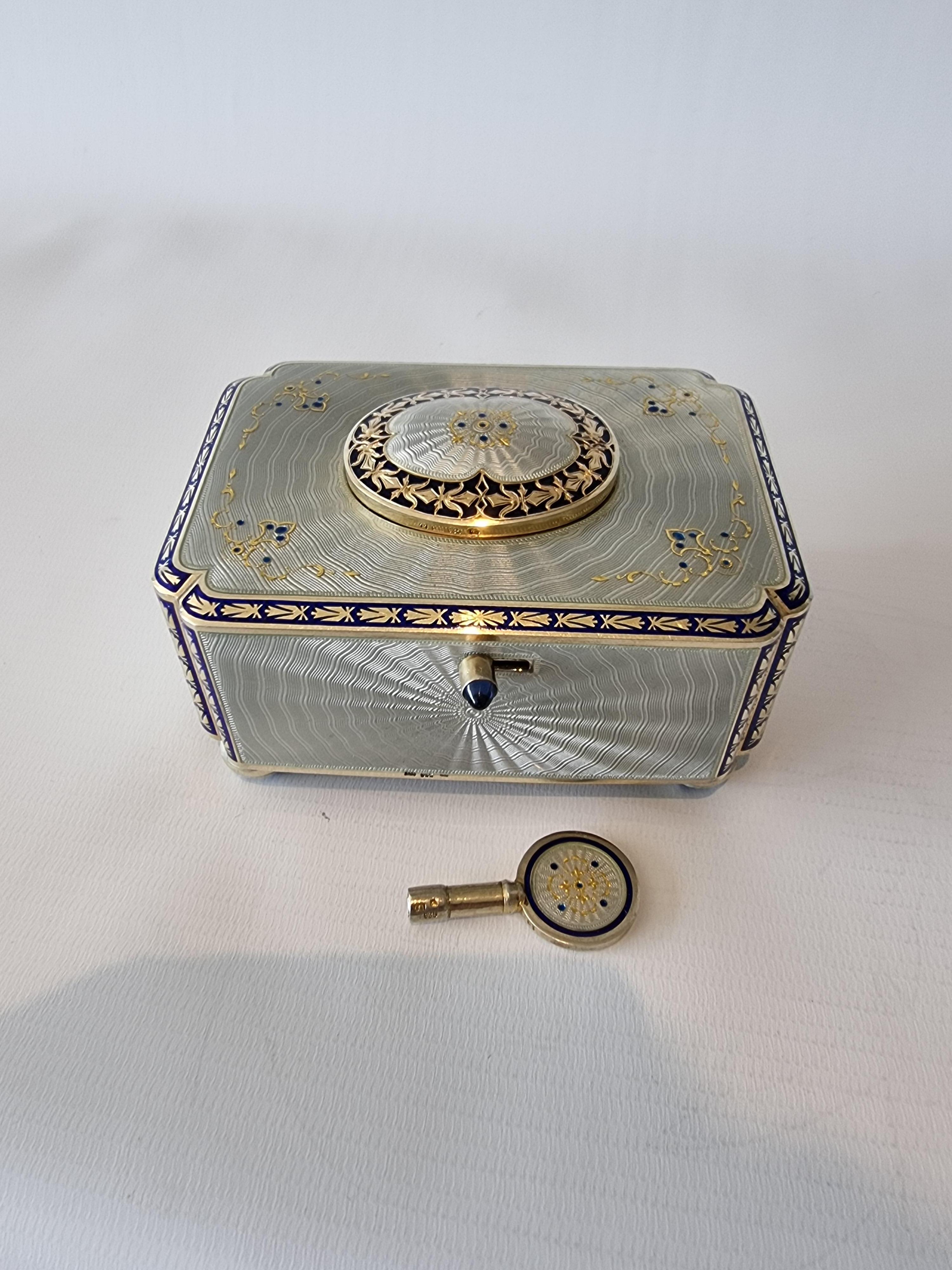 Silver Gilt and Full Radial Guilloche Enamel Singing Bird Box with Original Key In Good Condition For Sale In London, GB
