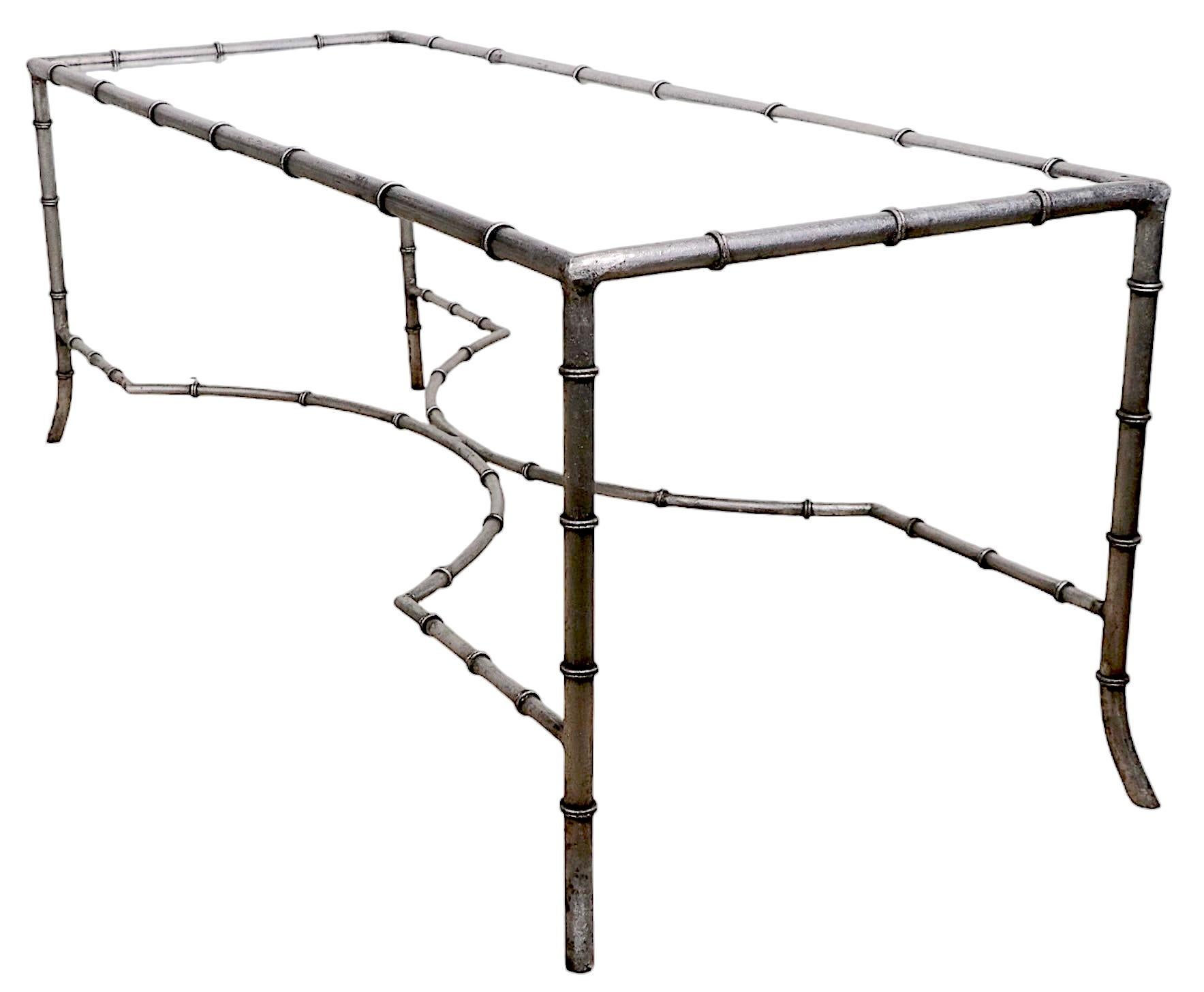 Table basse chic, sophistiquée et vogue, en vermeil et faux bambou, datant des années 1950-70, probablement fabriquée en France.  Italie. La table est en très bon état, propre, prête à l'emploi et ne présente qu'une légère usure cosmétique, normale