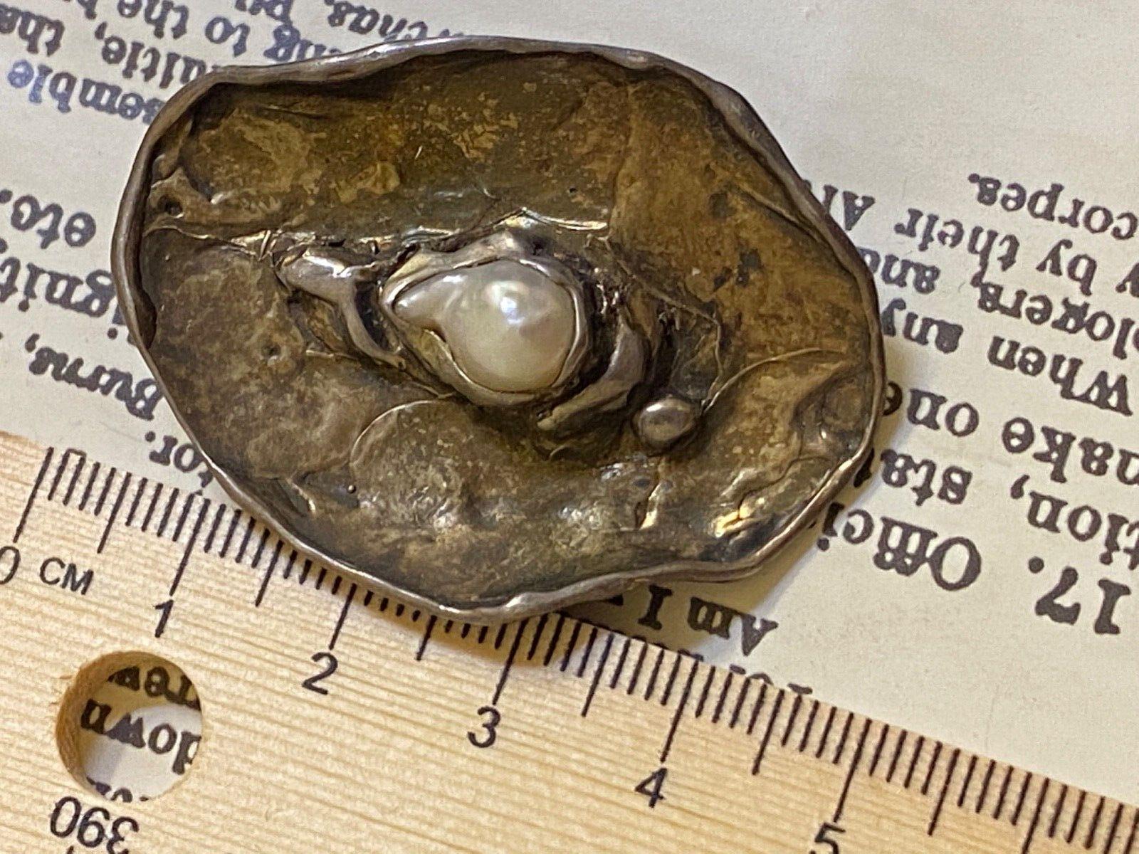 Taille ronde Pendentif / broche vintage Keshi en argent doré et perle baroque de M. Verstraeten en vente