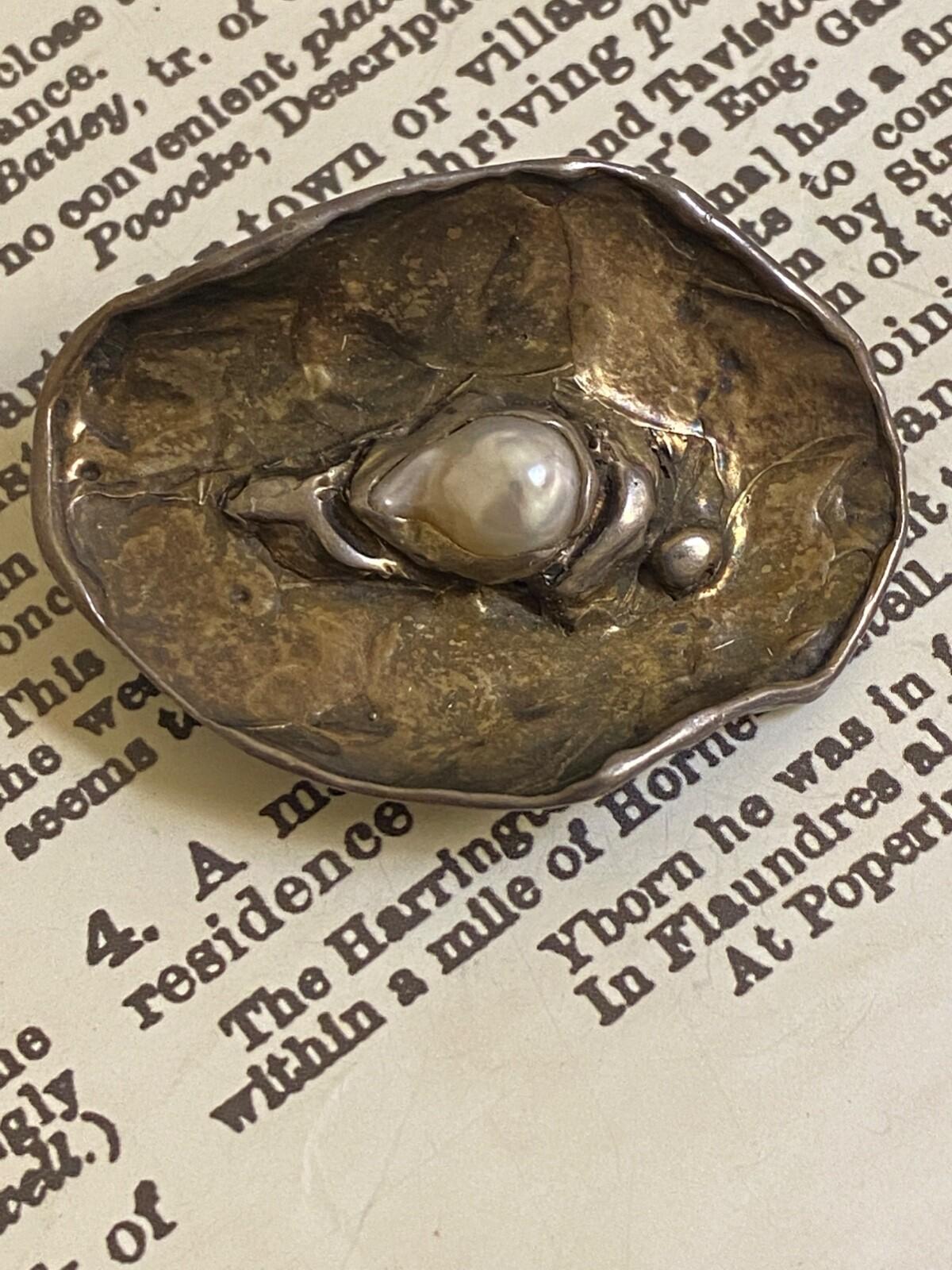Pendentif / broche vintage Keshi en argent doré et perle baroque de M. Verstraeten Excellent état - En vente à MELBOURNE, AU