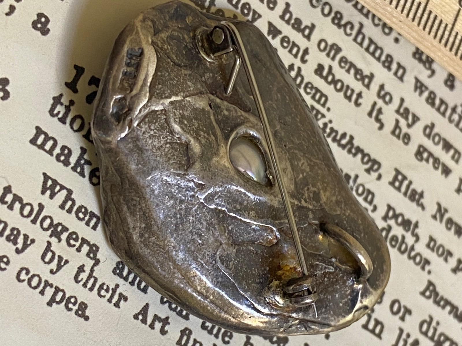 Pendentif / broche vintage Keshi en argent doré et perle baroque de M. Verstraeten en vente 1