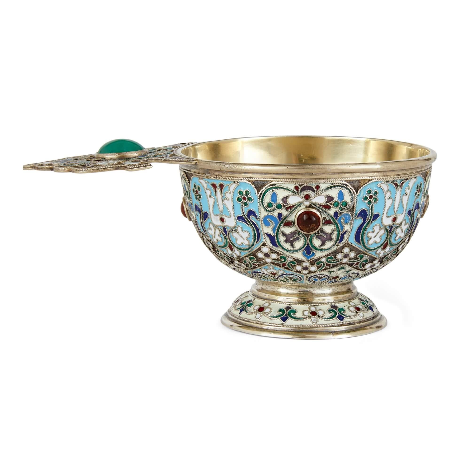 Silber vergoldet, mit Juwelen besetzt, Cloisonné-Emaille, russische Charka  (Belle Époque) im Angebot