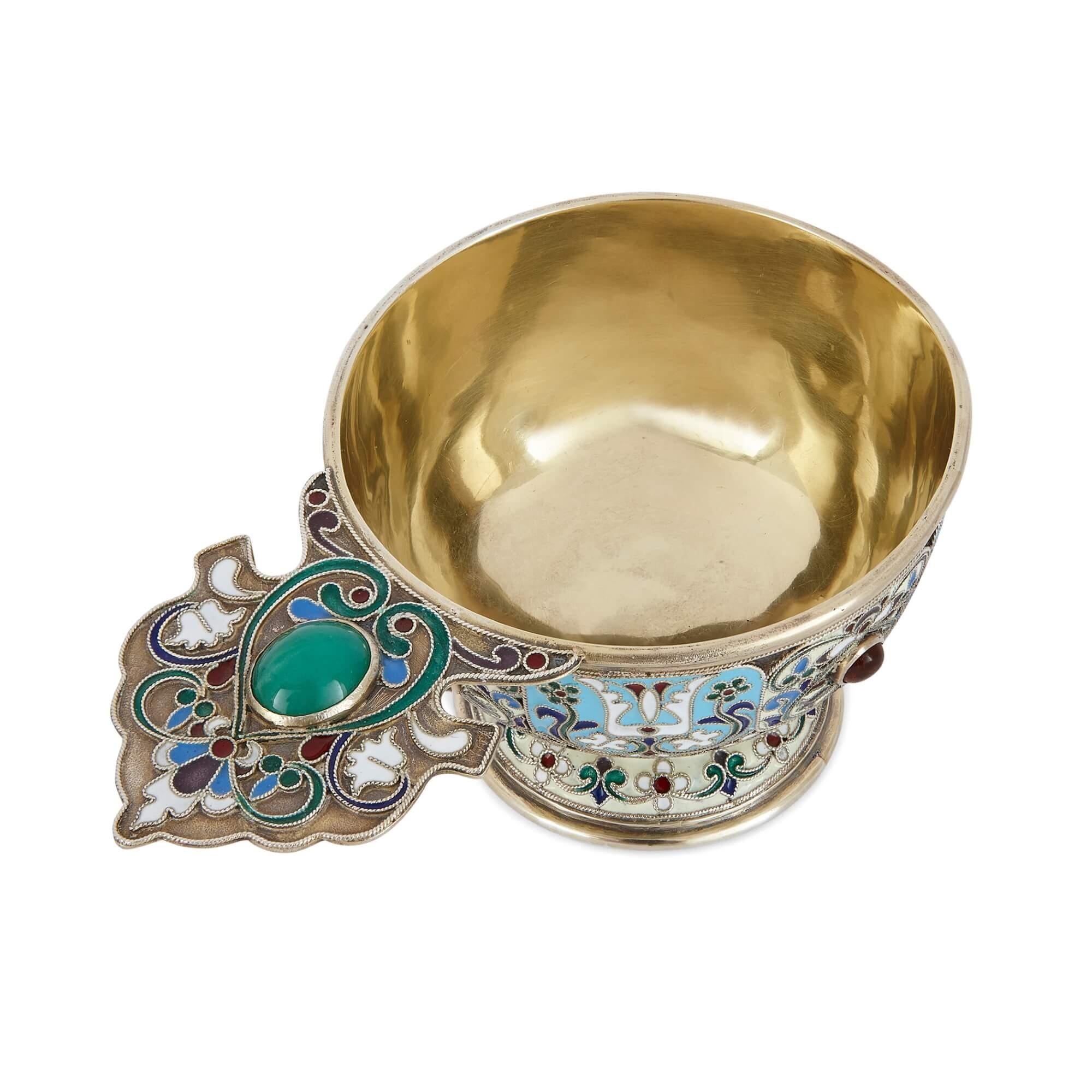 Silber vergoldet, mit Juwelen besetzt, Cloisonné-Emaille, russische Charka  (Russisch) im Angebot