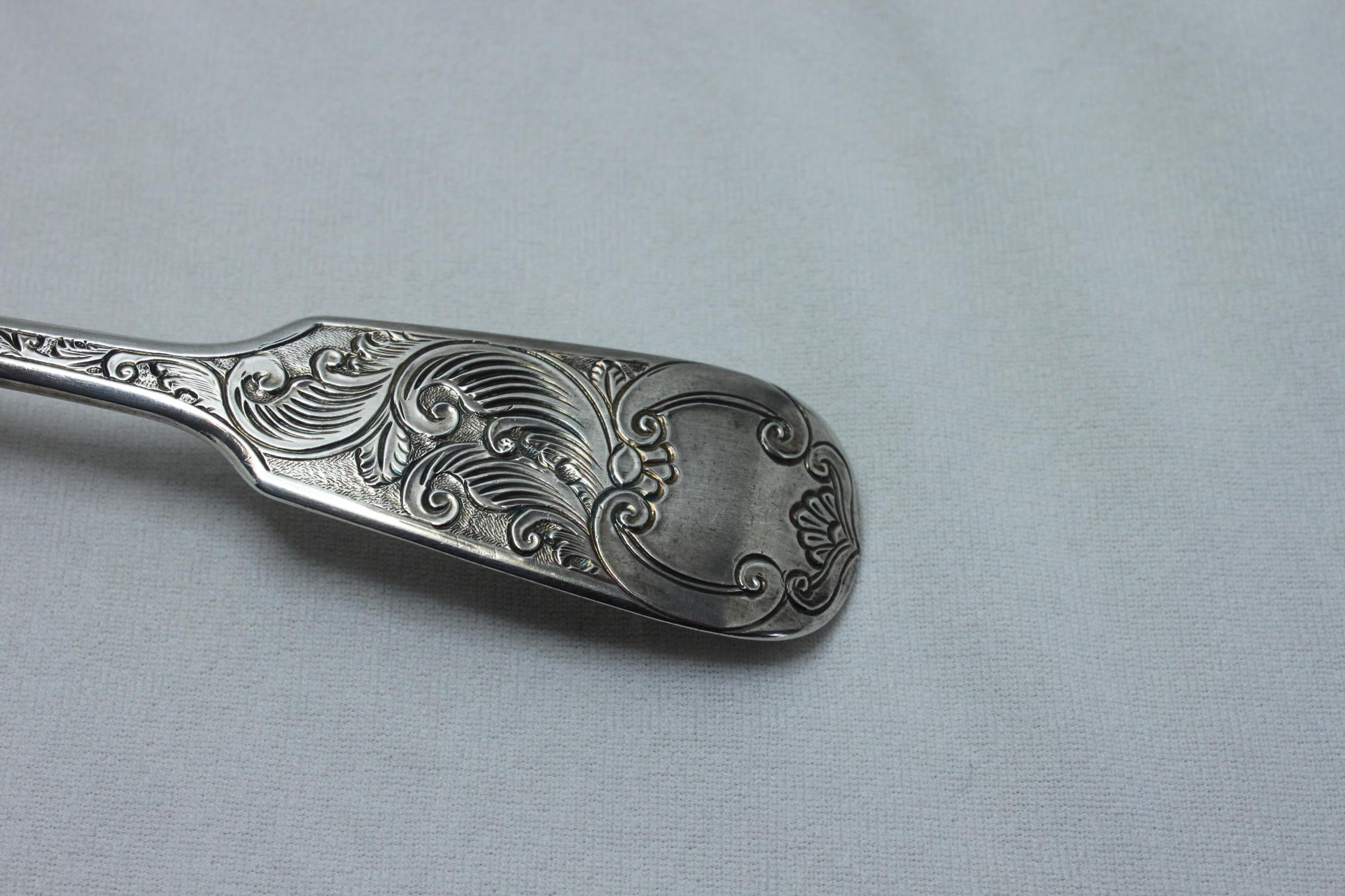 Silver gilt berry spoon by James and Josiah Williams Exeter 1861 In Good Condition For Sale In East Geelong, VIC
