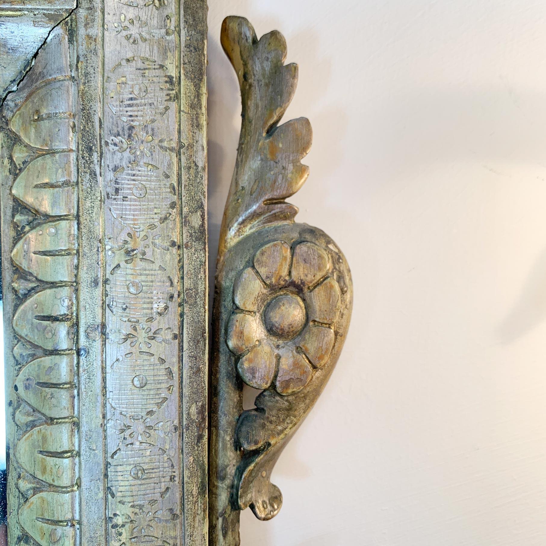 Miroir mural italien en bois sculpté et argenté 18ème siècle en vente 5