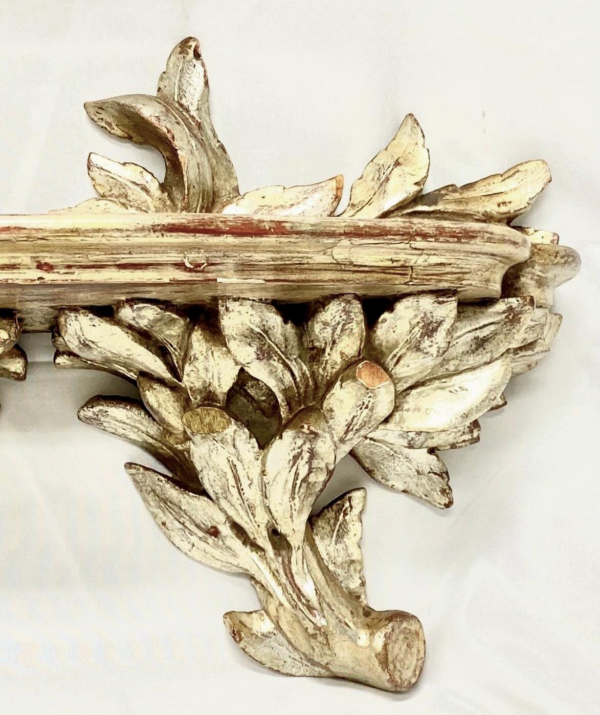 Wandregal aus geschnitztem Holz in Silber, vergoldet (Barock) im Angebot