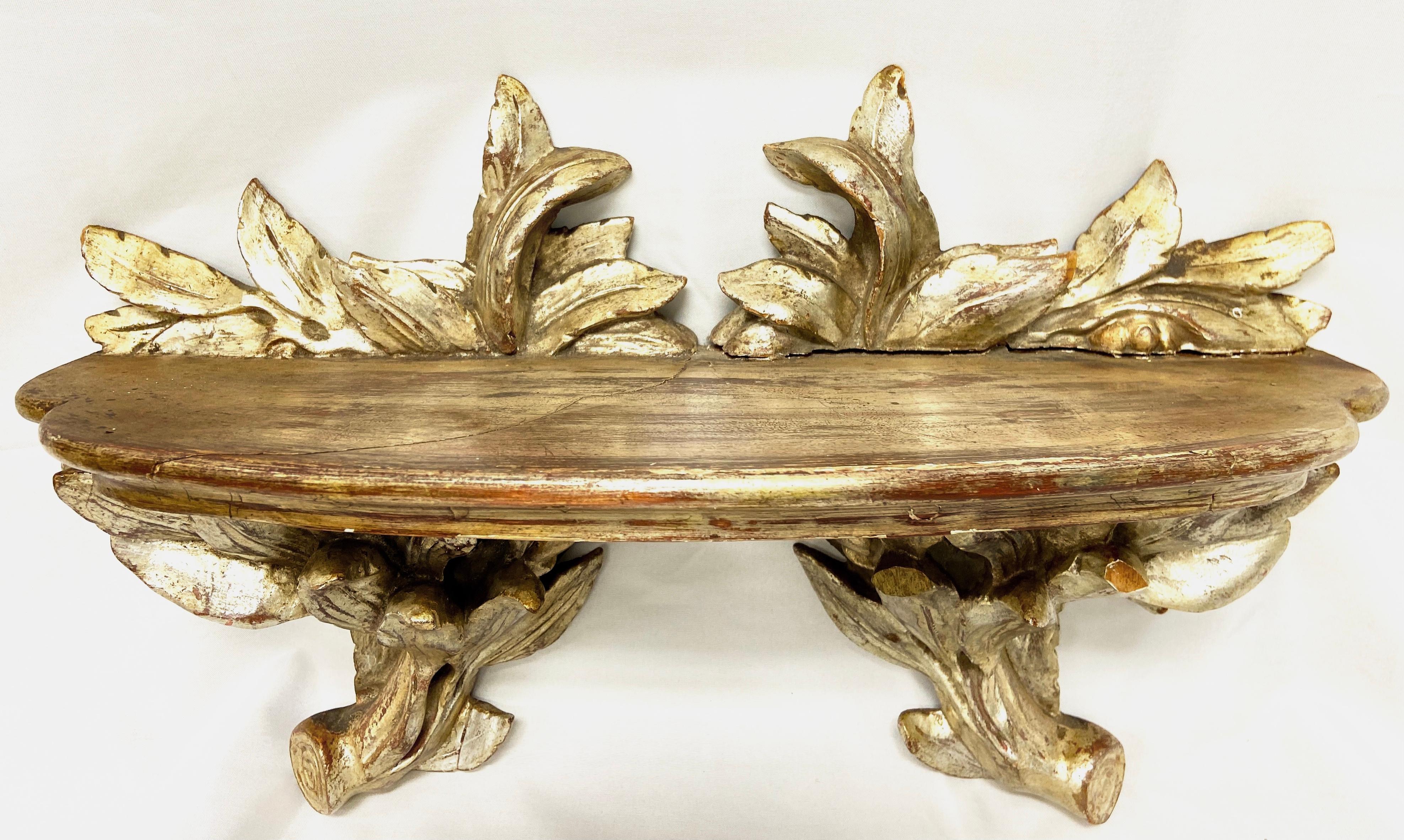 Wandregal aus geschnitztem Holz in Silber, vergoldet im Zustand „Gut“ im Angebot in Bradenton, FL