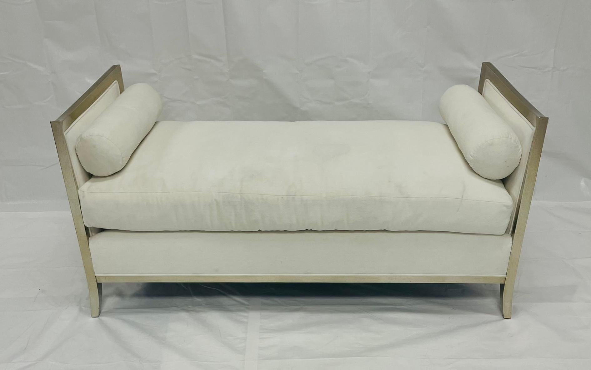 Elegantes Daybed, entworfen und hergestellt von Reagan Hayes in Los Angeles, Kalifornien. Dieses skulpturale Möbelstück besteht aus einem silbervergoldeten Hartholzrahmen mit anmutigen, nach außen geschwungenen Armen, die mit einem tiefen