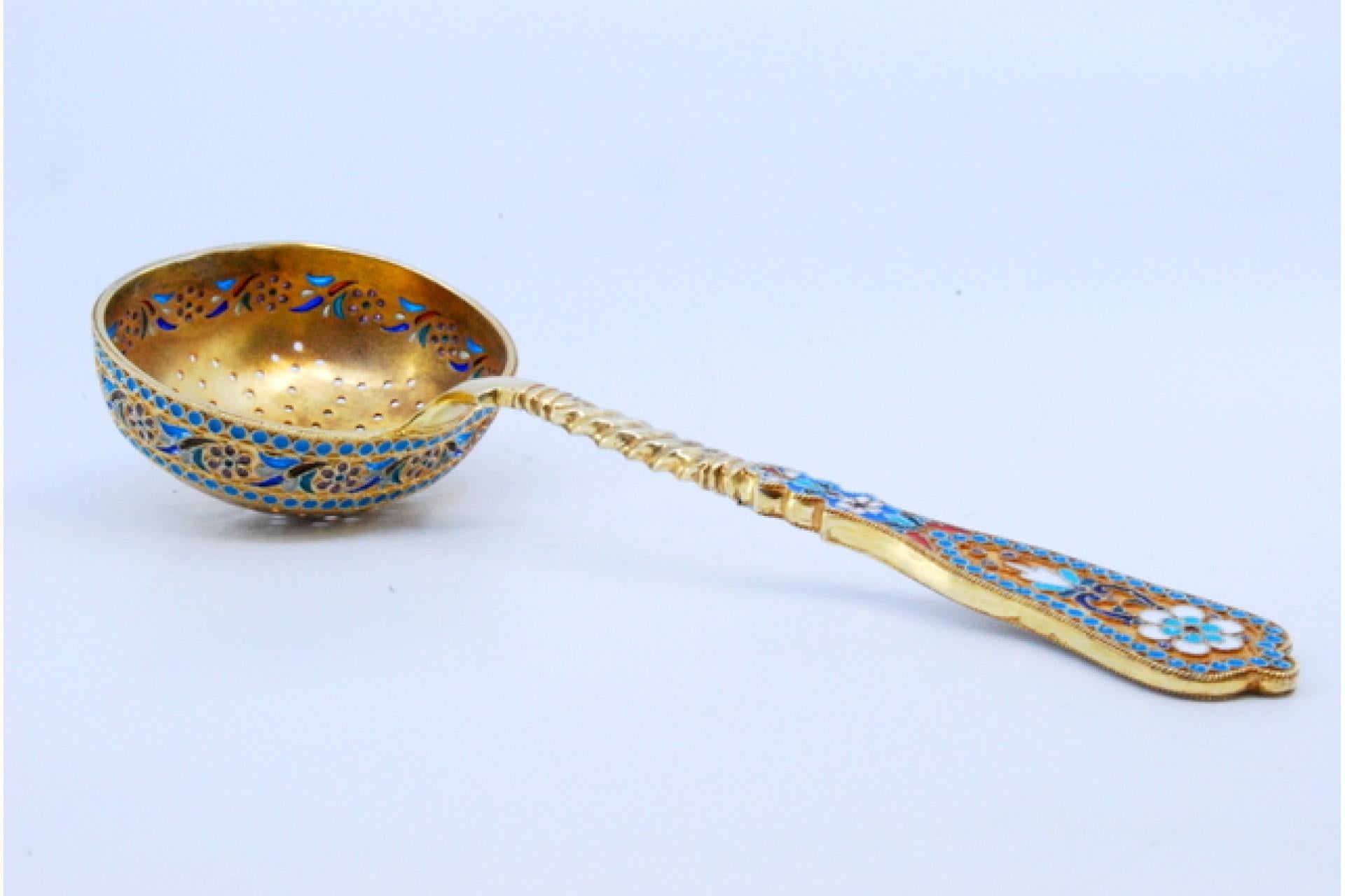 Beschreibung: Silberne vergoldete Schöpfkelle mit Cloisonné-Emaille im russischen Stil. Metall: Silber. Herkunft: Russisch. Marke: Unbekannt. Gewicht: 74,15 Gramm. Abmessungen: 16,5 x 5,7 cm. Inhalt: 84 Zloty = 875/1000. Prüfzeichen: Ja. Zusätzliche
