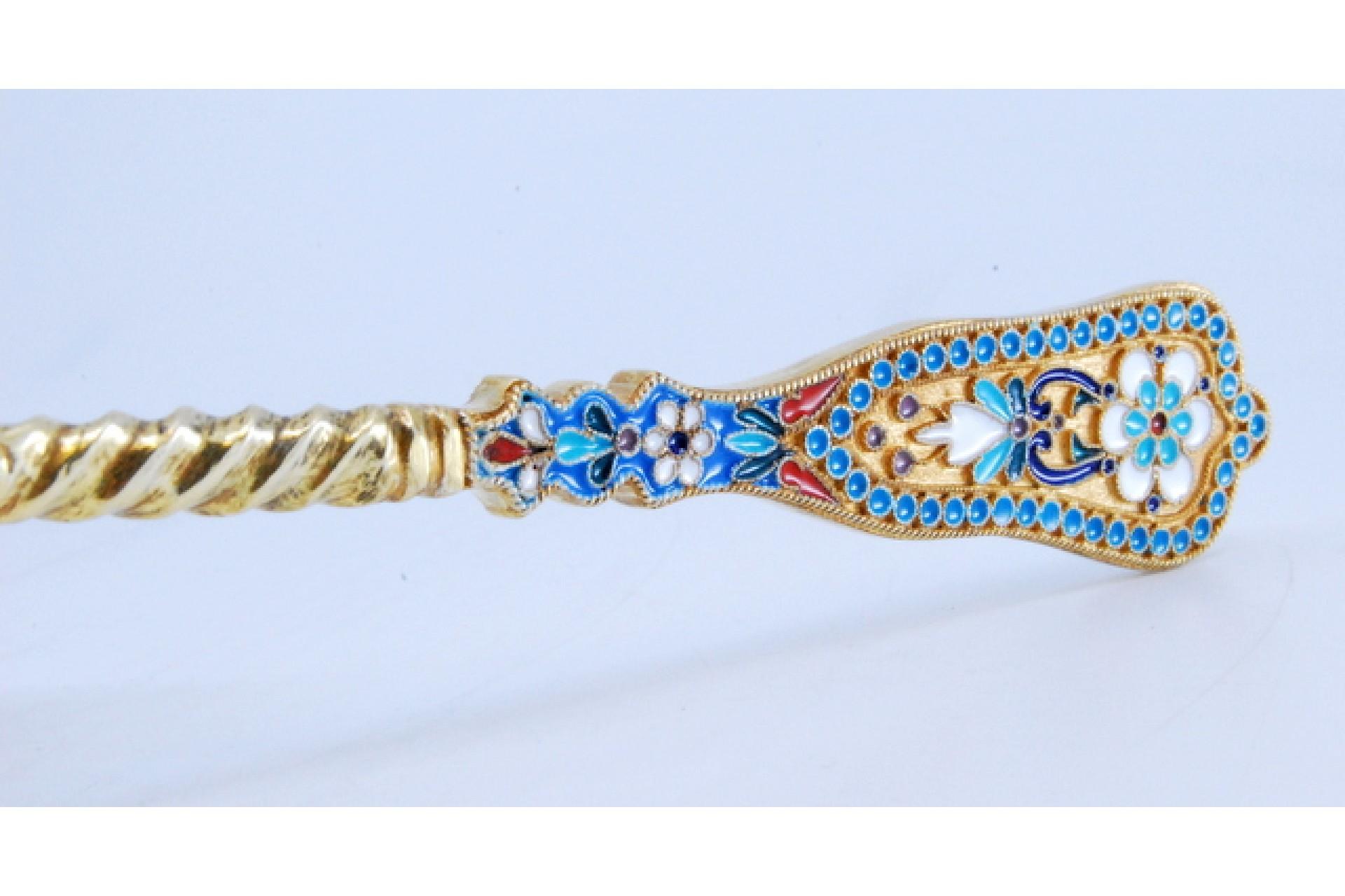 Silver-gilt dusting ladle with Russian-style cloisonné enamels (Europäisch) im Angebot