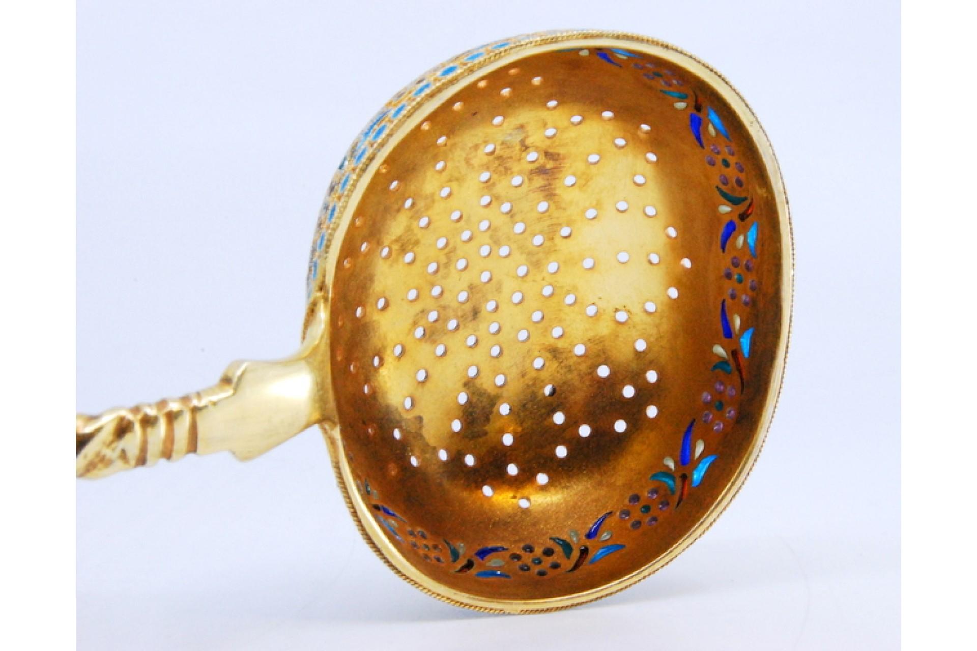 Silver-gilt dusting ladle with Russian-style cloisonné enamels im Zustand „Gut“ im Angebot in Porto, PT