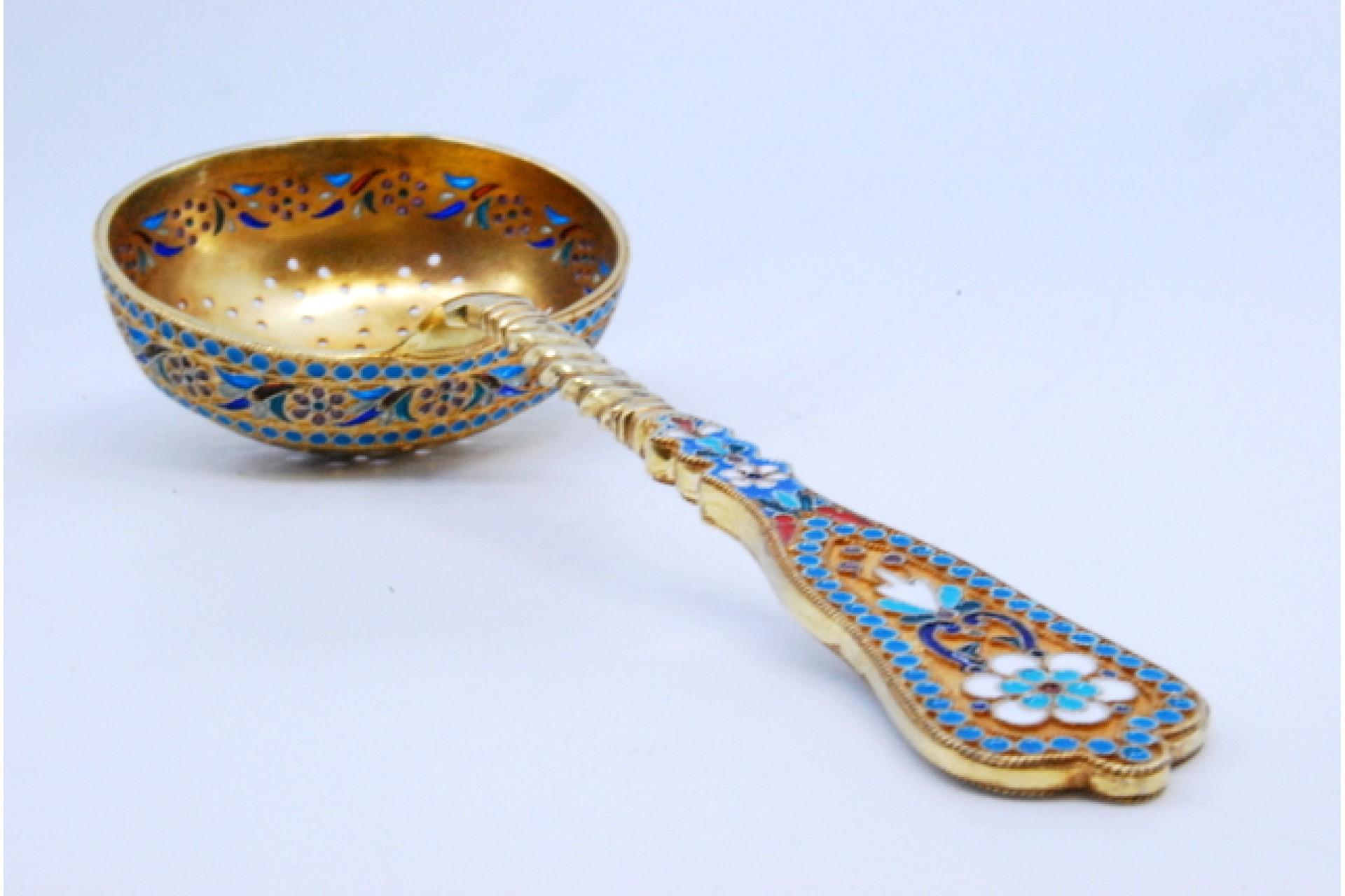 Silver-gilt dusting ladle with Russian-style cloisonné enamels (20. Jahrhundert) im Angebot