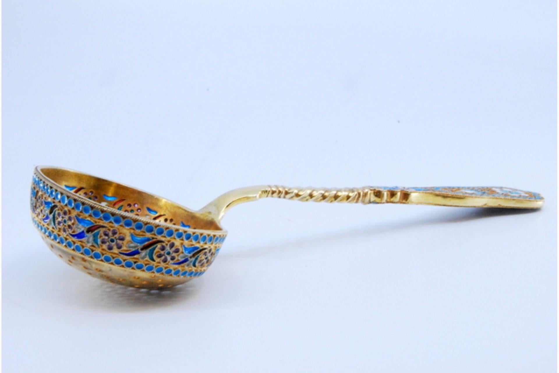 Silver-gilt dusting ladle with Russian-style cloisonné enamels im Angebot 2