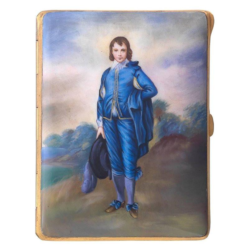 Of rectangular form, the hinged cover enameled depicting a young gentleman with 18th century clothes in a rural landscape. Length 8.5 cm. 
Gross weight: 100 gr