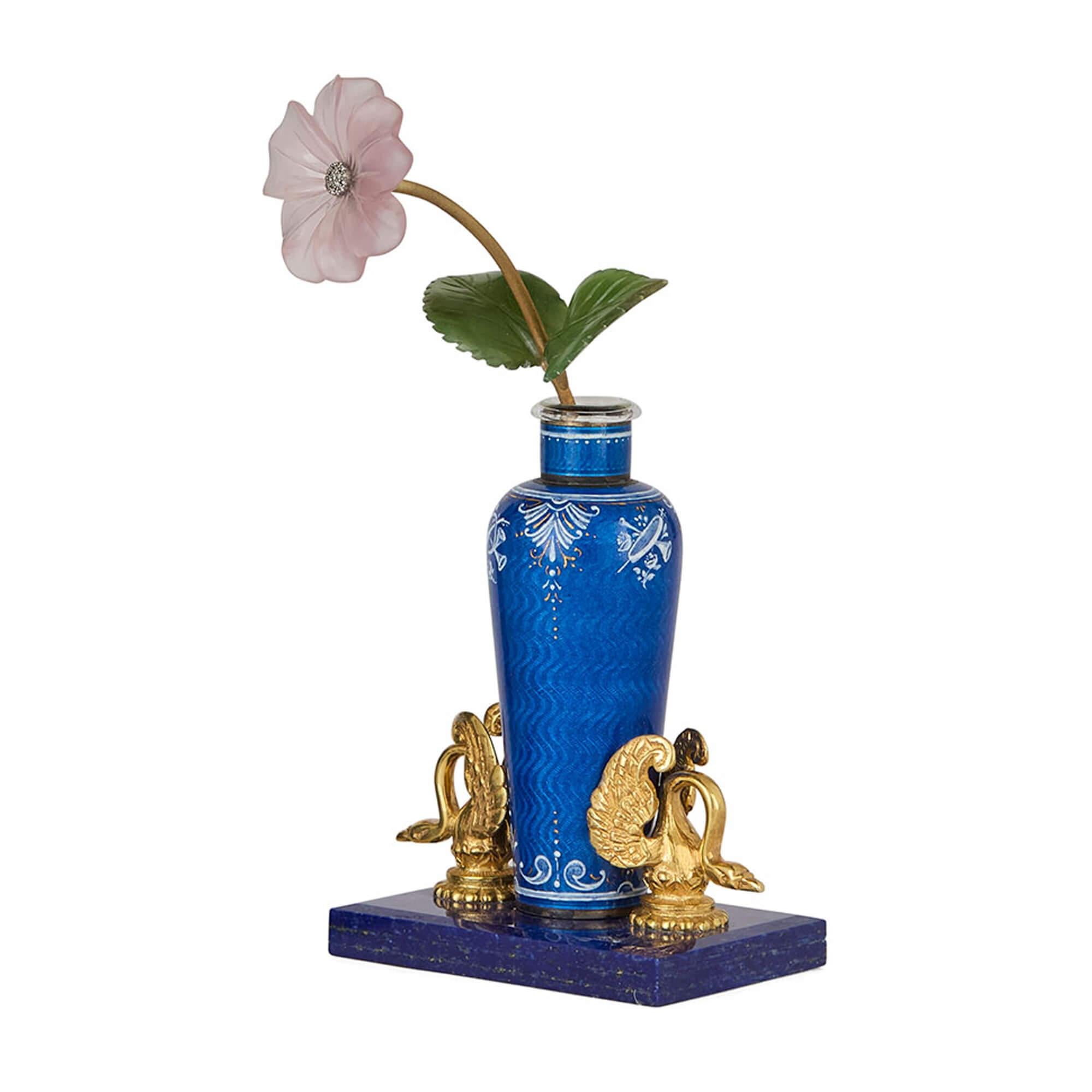 Modello di fiore in argento dorato, smalto, diamanti e pietre semipreziose 
Continentale, 20° secolo 
Altezza 14cm, larghezza 6,5cm, profondità 4,5cm

Questa scultura floreale del XX secolo si ispira alla celebre maestria di Fabergé e mette in