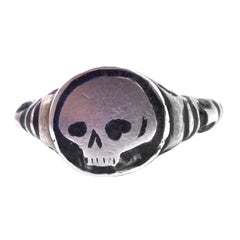 Anello con teschio del tardo Rinascimento in argento dorato e smalto