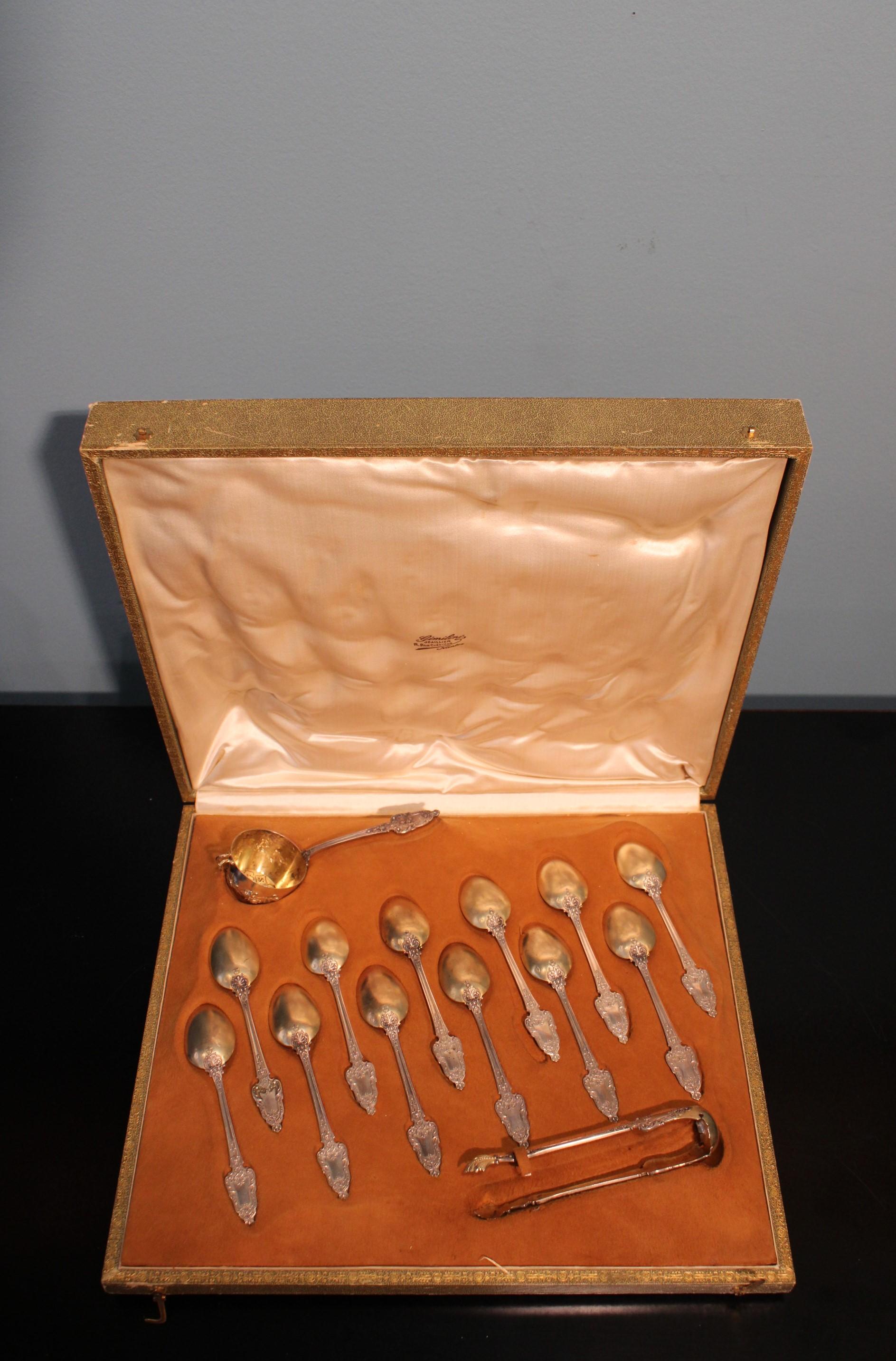 Silverware box composed of silvert-gilt spoons.
Hallmark Minerva. 

Box dimensions : 34.5 x 31 x 5.5 cm
Dimensions of a spoons : 13 x 2.5 x 1 cm.

Weight : 355 g