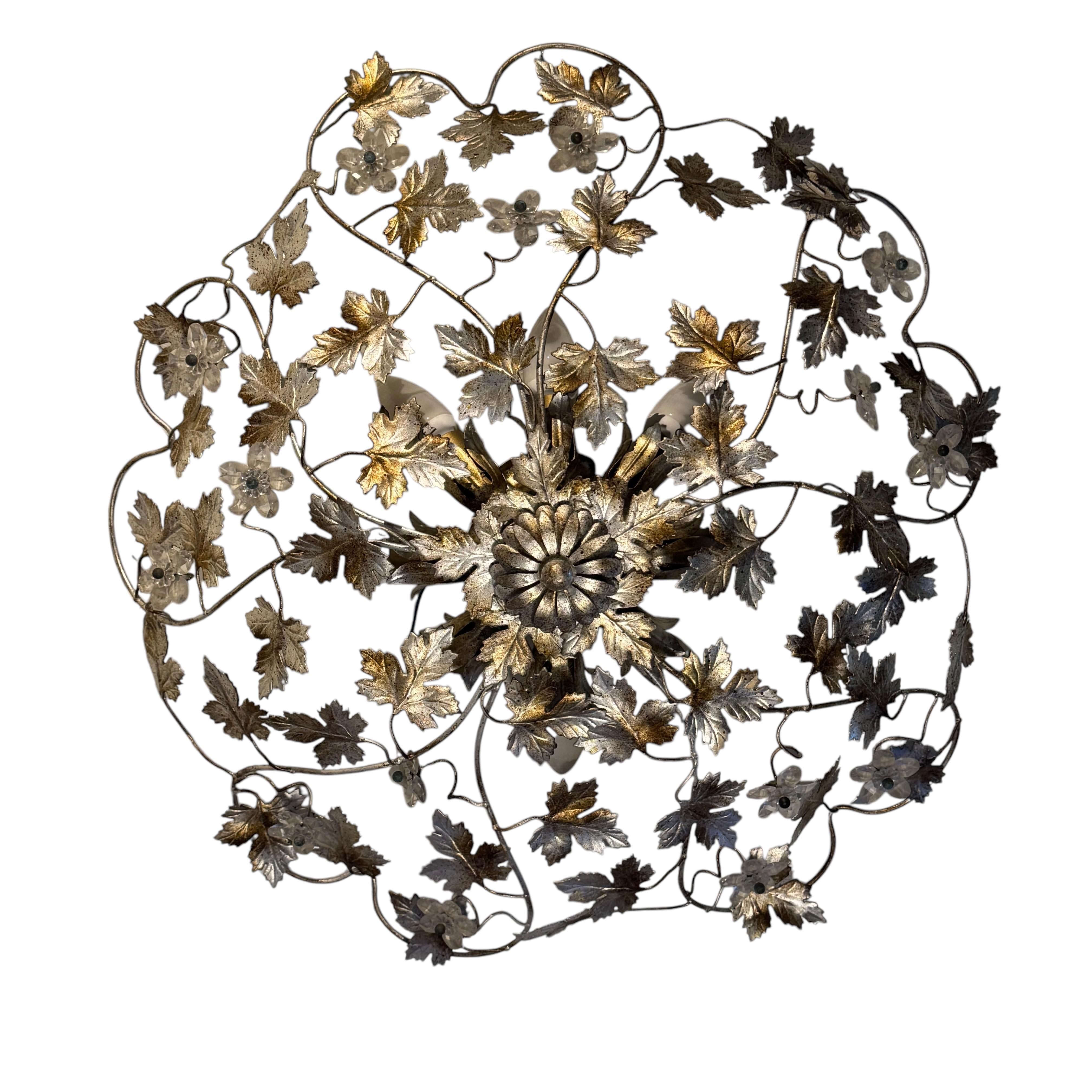 Aggiungi un tocco di opulenza alla tua casa con questa monumentale installazione a incasso di grandi dimensioni. Perfette foglie in metallo dorato e fiori in cristallo tagliato per valorizzare qualsiasi casa chic o eclettica. Ci piacerebbe molto
