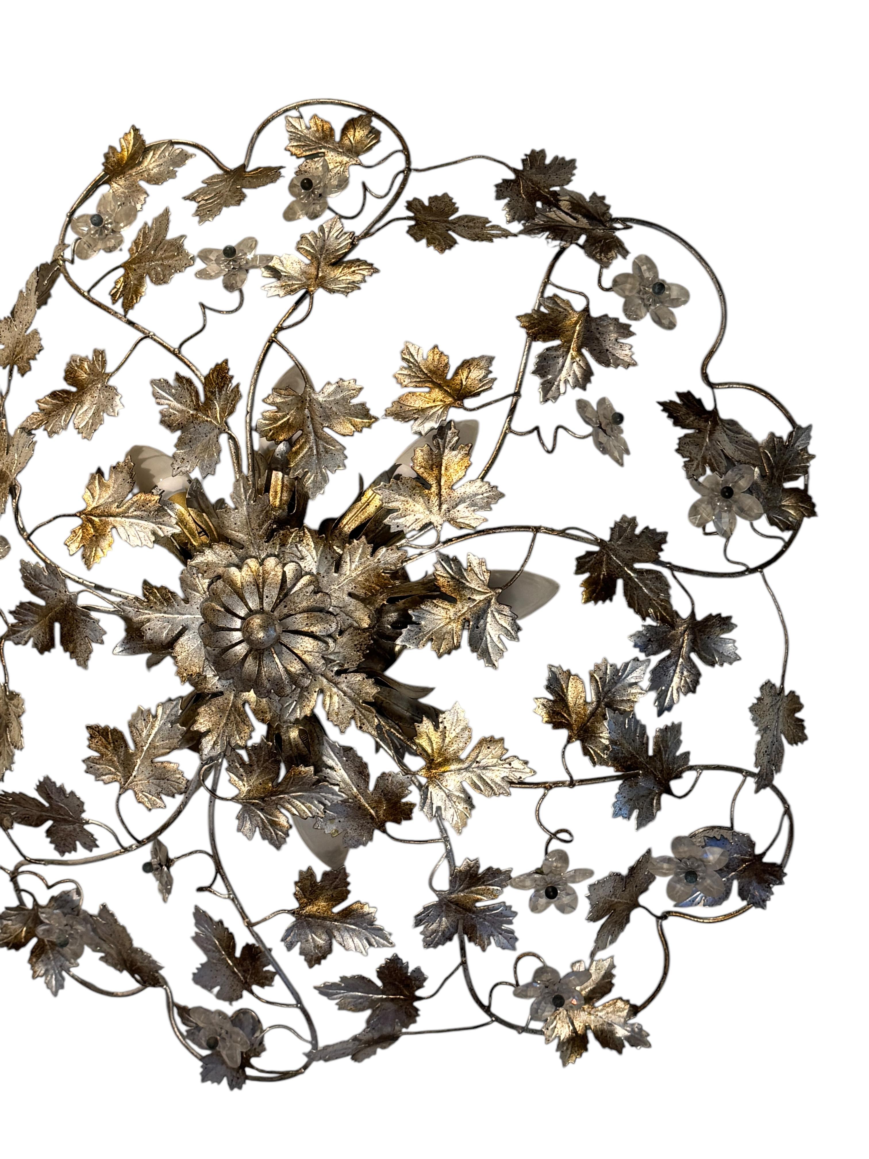 Italiano A. Silver Foglie di metallo dorato Fiore di cristallo Hollywood Regency Flush Mount Banci Italia in vendita
