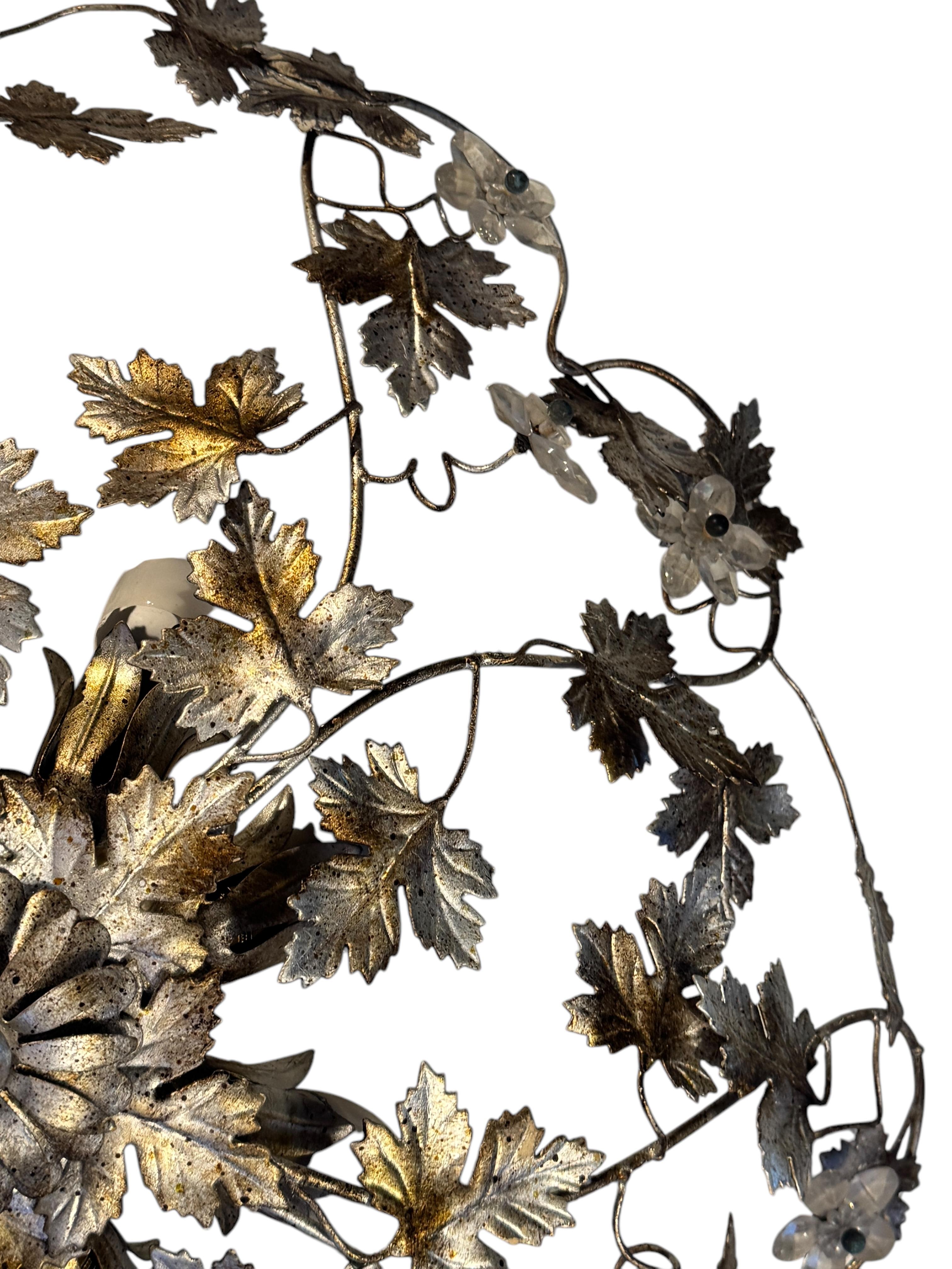 A. Silver Foglie di metallo dorato Fiore di cristallo Hollywood Regency Flush Mount Banci Italia in vendita 2